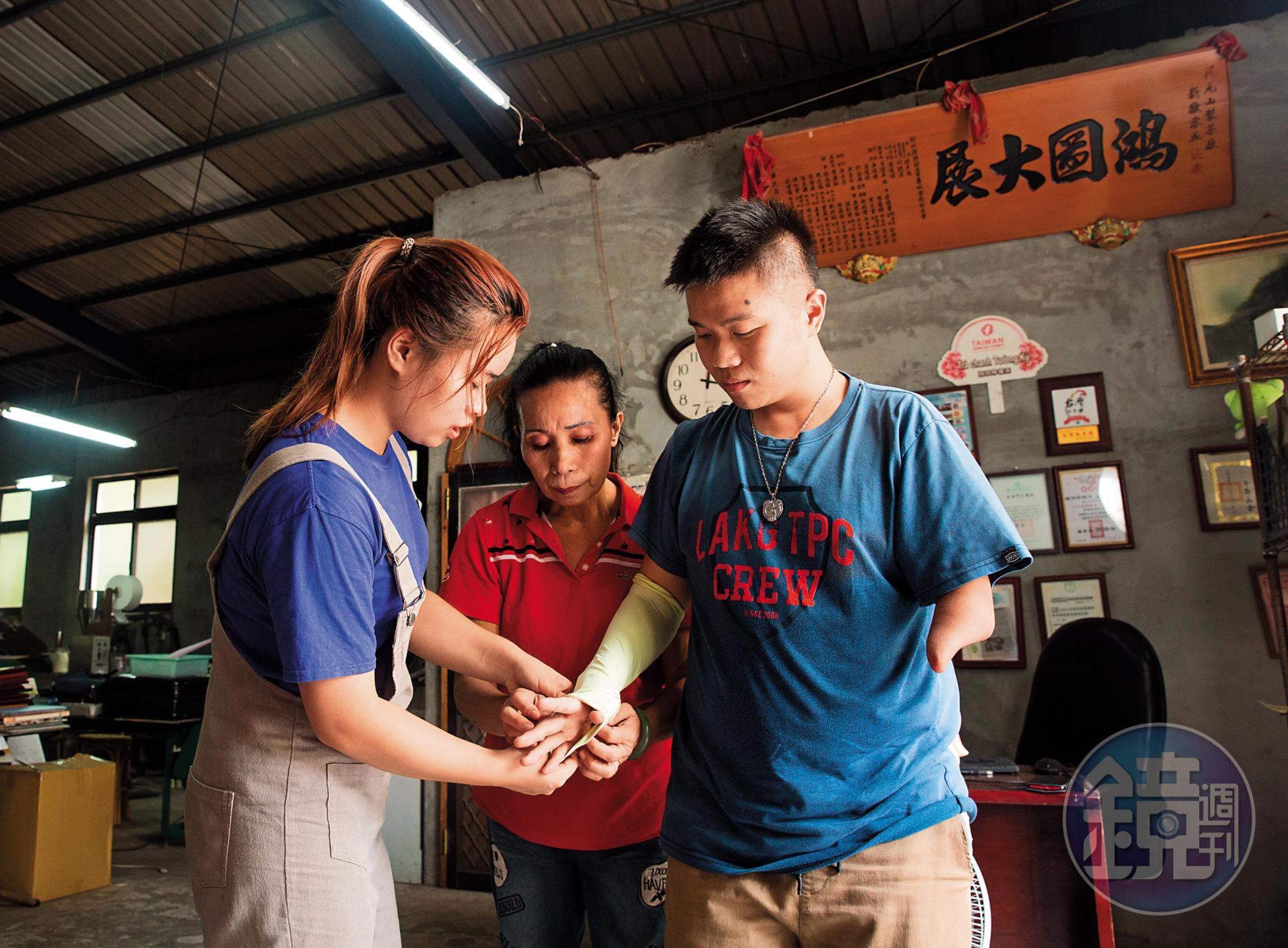 詹翔欽要戴手套採檸檬，媽媽、妹妹第一時間當他的另一隻手，不等他喊，已立刻幫他穿戴上。