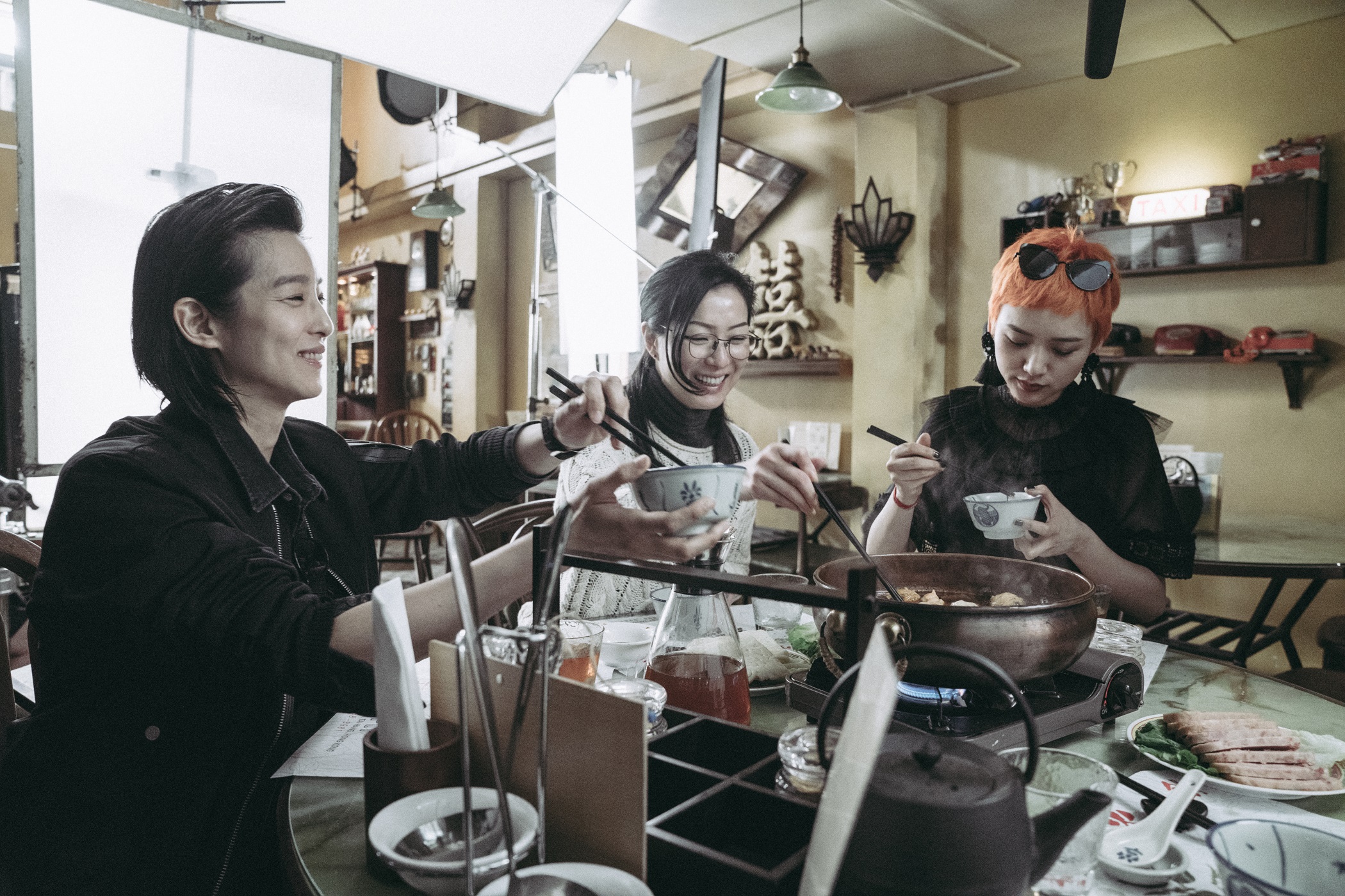 片中大量出現麻辣火鍋場景,鄭秀文也請朋友製作花椒油在首映會義賣。(華映提供)