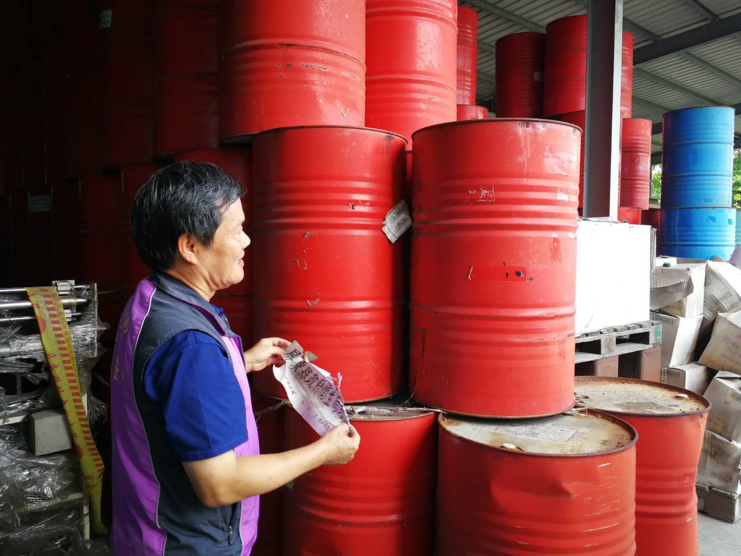 今（9日）上午11時許，屏東縣衛生局官員到場，一一協助拆除當初被查封油品上的封條。官員低調表示不便受訪，僅簡單說，因為法院已判決頂新製油無罪確定，因此到場依法拆除封條，廠商也有提出回收計畫，後續處理由廠商對外說明。