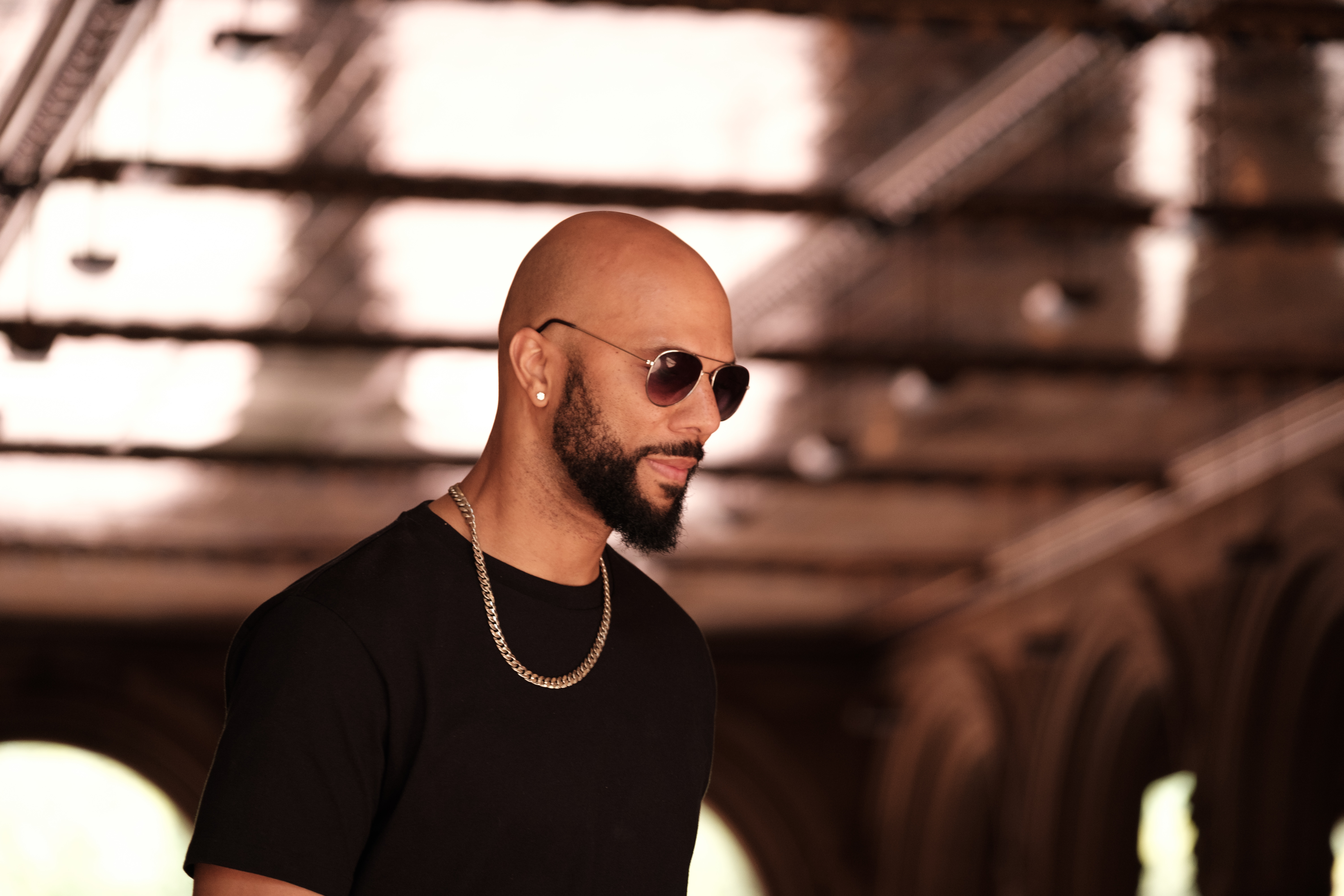 饒舌歌手凡夫俗子在新片《無間行動》飾演正義警察，影歌雙棲的曾獲奧斯卡金獎，也在大銀幕展現演技。（星泰提供）