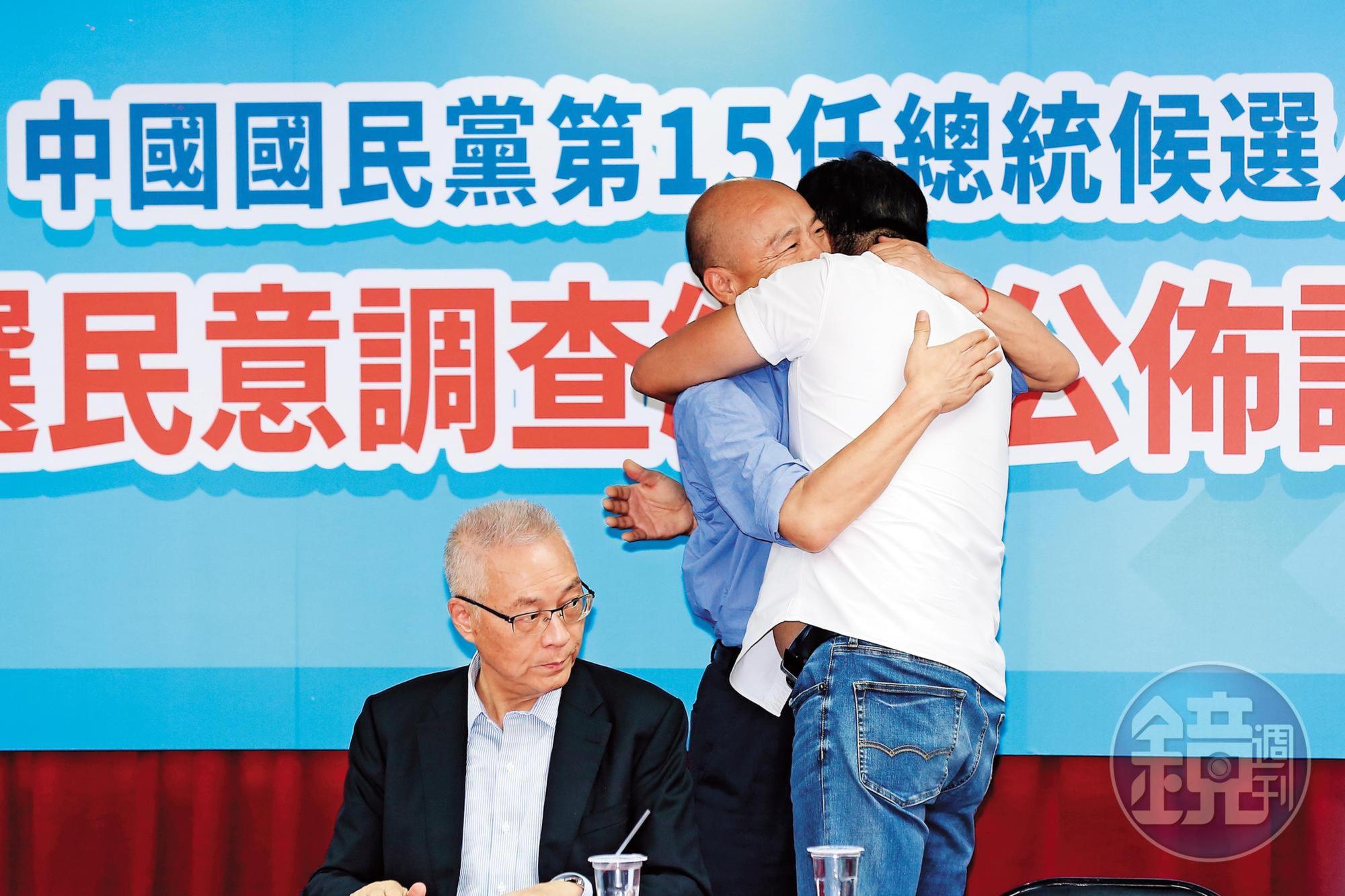 國民黨總統初選出爐後,吳敦義斷了直攻大位念頭,轉當抬轎者,積極安排與韓國瑜同框,待選後另謀出路。