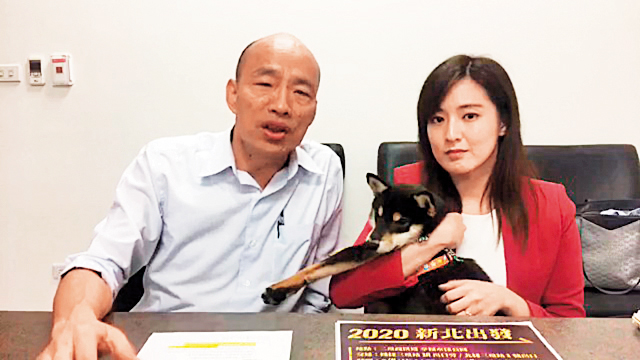 韓陣營近日開始反擊黑韓流言，每週一三五固定在臉書上直播澄清。右為韓辦發言人何庭歡。（翻攝韓國瑜臉書）