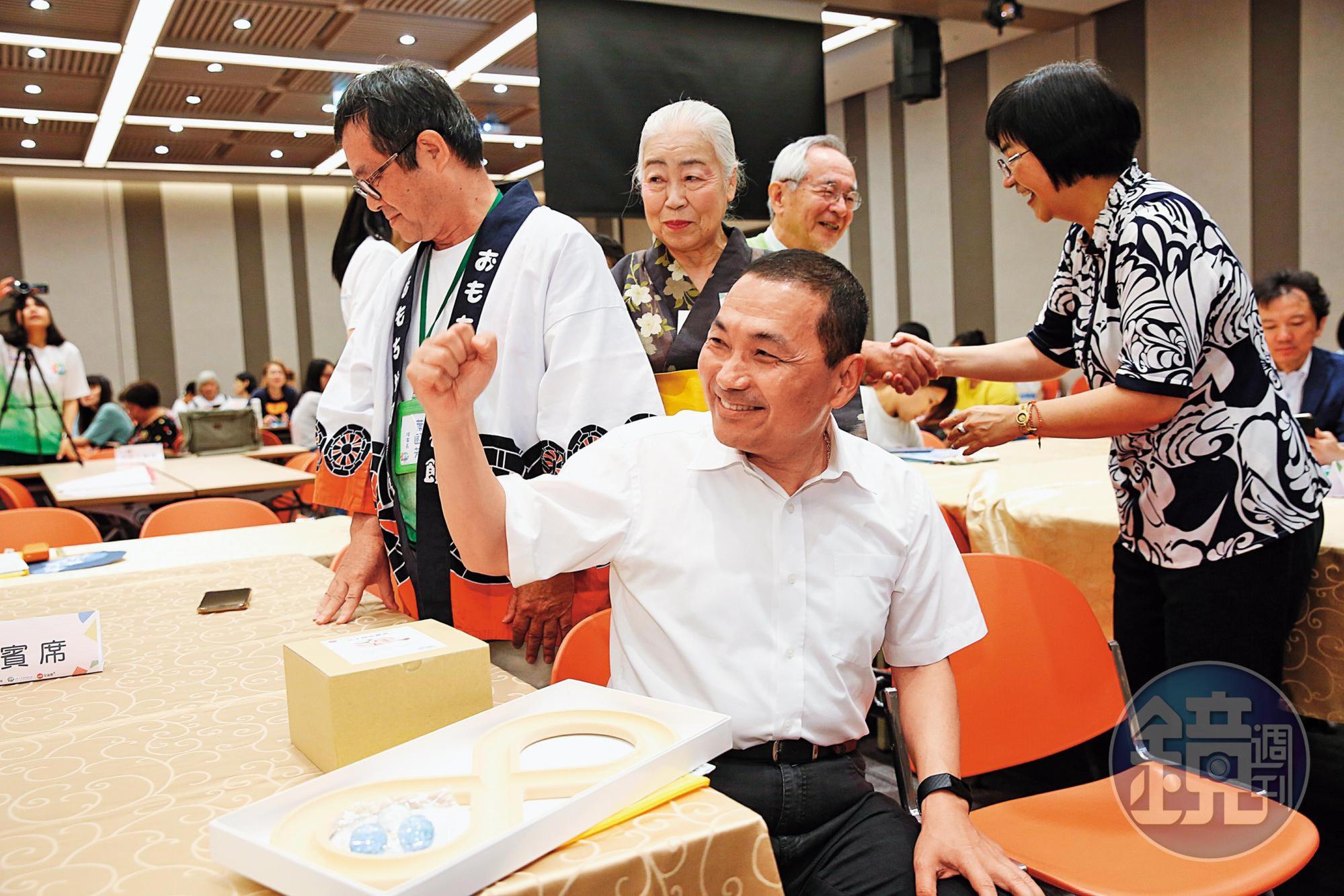 韓國瑜首場造勢選在新北,新北市長侯友宜(圖)不但缺席,隔天還要求韓陣營須恢復草皮原樣,否則求償。