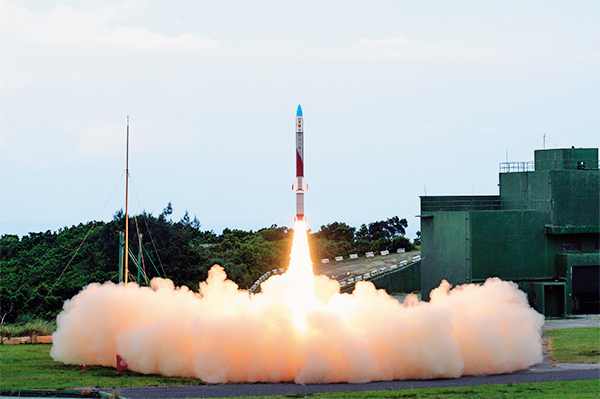 十多年前，台灣曾發展中程地對地彈道飛彈，名為「雲峰飛彈」，卻因美國反對，放棄量產。圖為探空八號火箭發射。（中華民國國家實驗研究院太空中心提供）