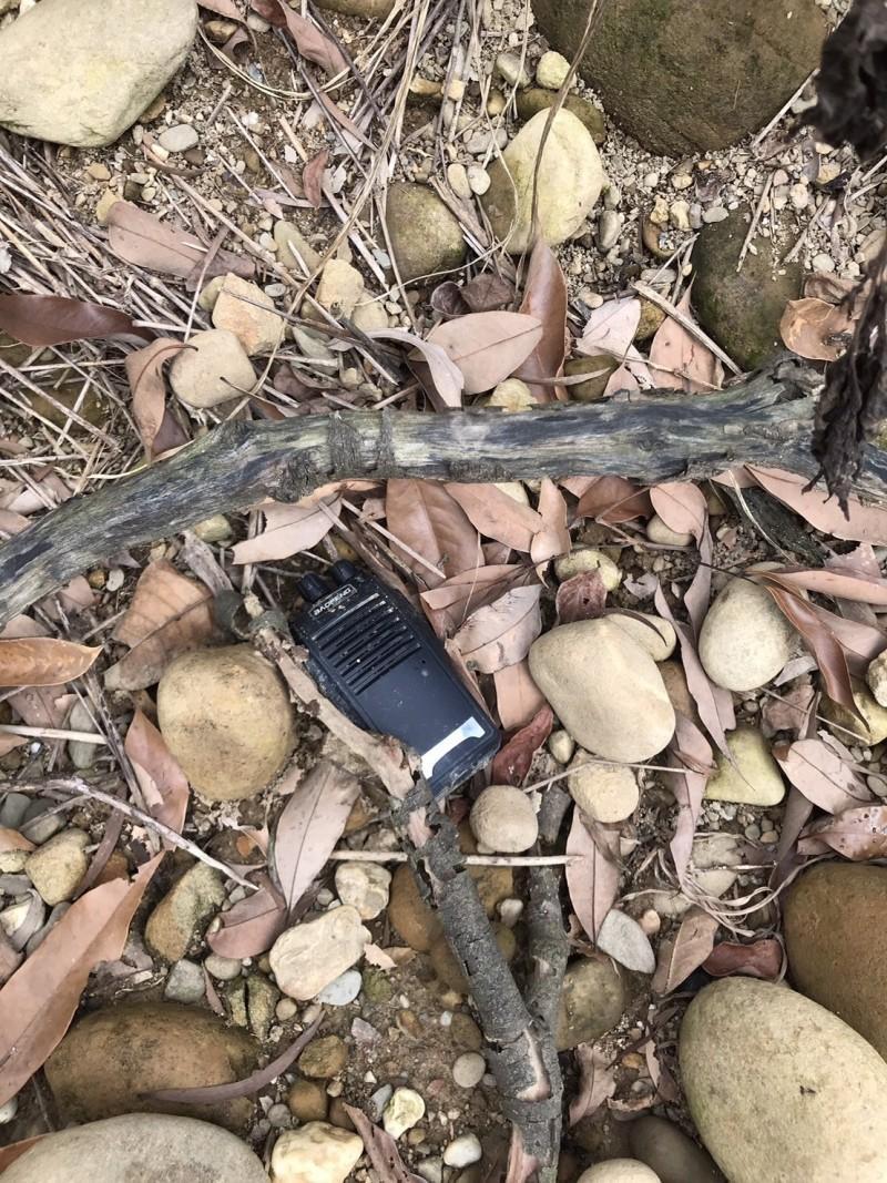 警方於高雄市大樹山區找到犯案用的無線電。（翻攝照片）
