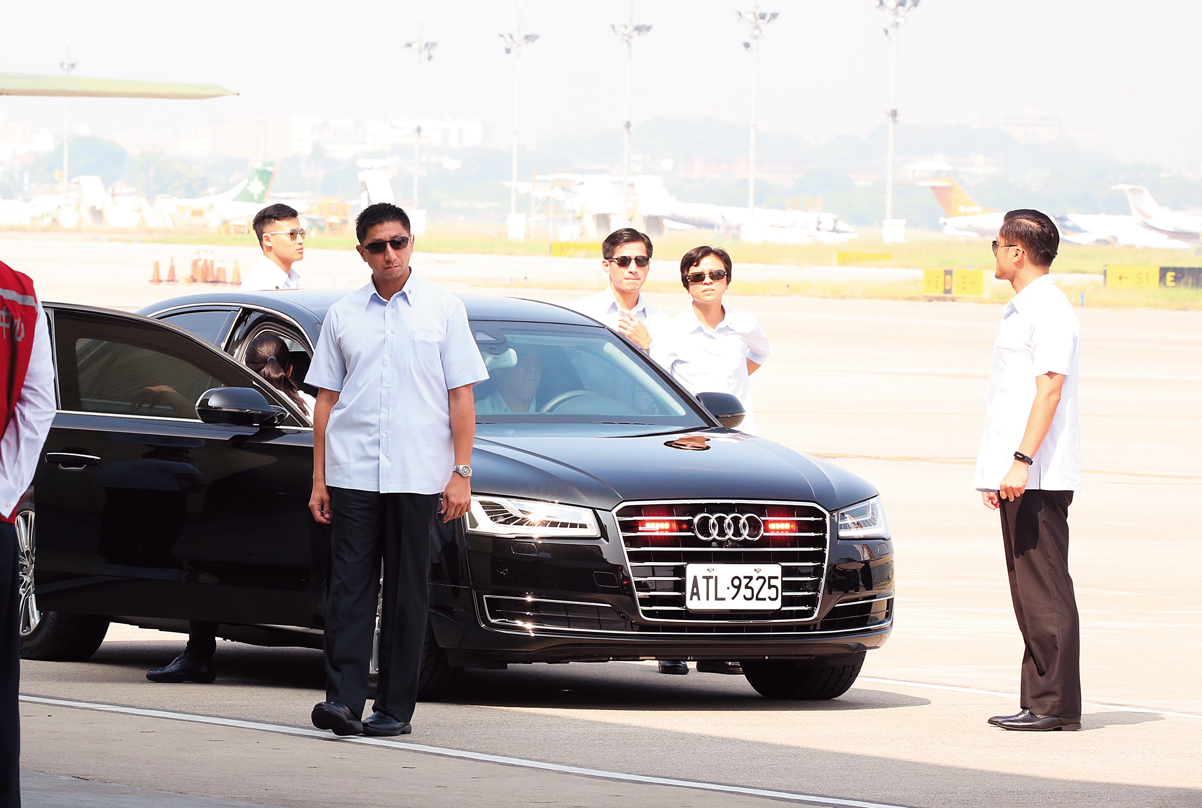 我國總統身旁的維安人員穿著原以白襯衫、背心為主，祕勤局成立後，可能仿效美國全套西裝上陣。