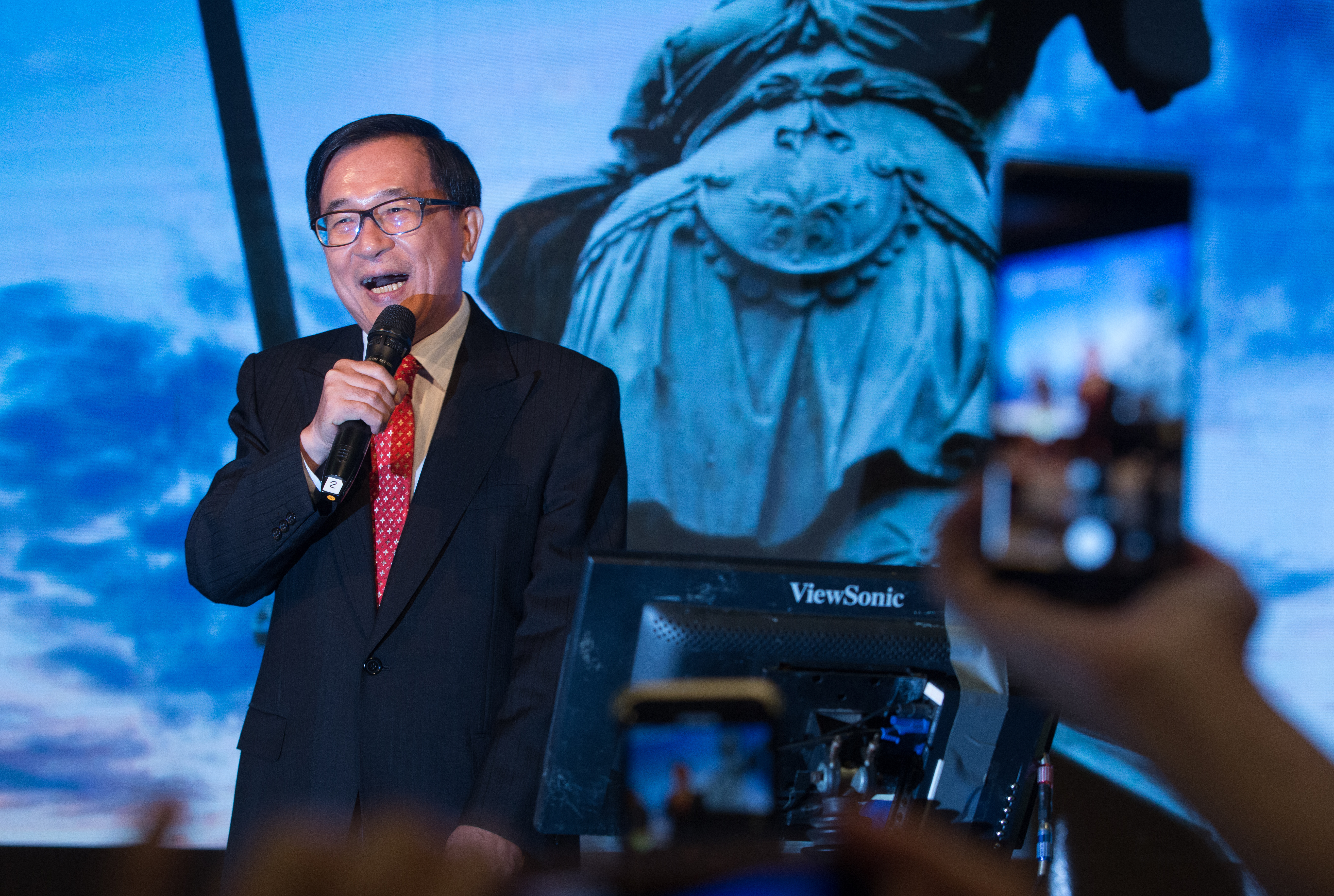 陳水扁日前出席「908台灣國」募款餐會時上台致詞,被質疑踩紅線。圖為陳水扁今年5月出席凱達格蘭基金會餐會高歌的畫面。