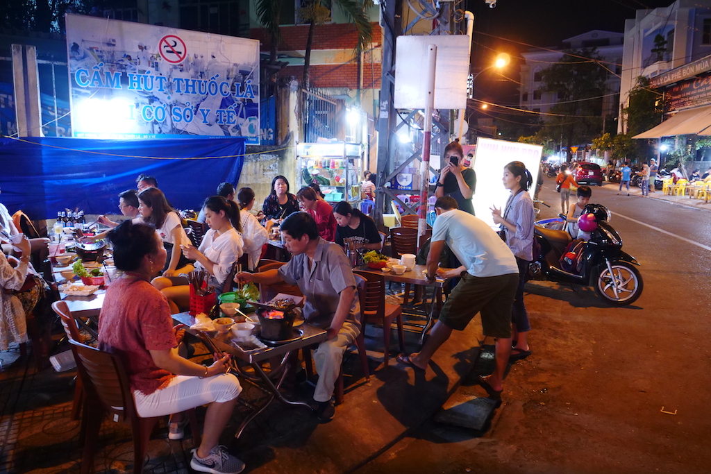 瓦片烤肉的路邊攤夜烤現場閙哄哄。