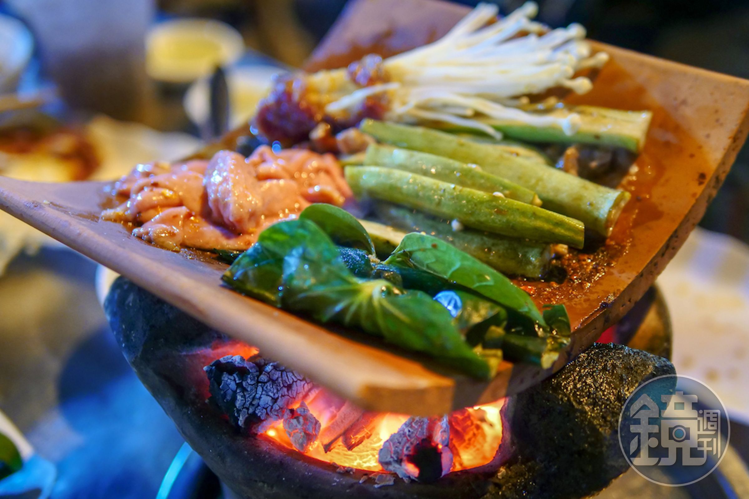 「瓦片燒」（240,000越南盾／份，約NT$325）附菜肉盤，還可以加點肉片包金針菇、蔬菜及豬腸等（15,000越南盾起／份，約NT$20）。