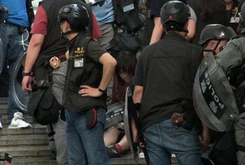 被控襲警的唐洛芙身分曝光，被發現有家屬是警務人員。（翻攝「香港電台視像新聞 RTHK VNEWS」臉書）
