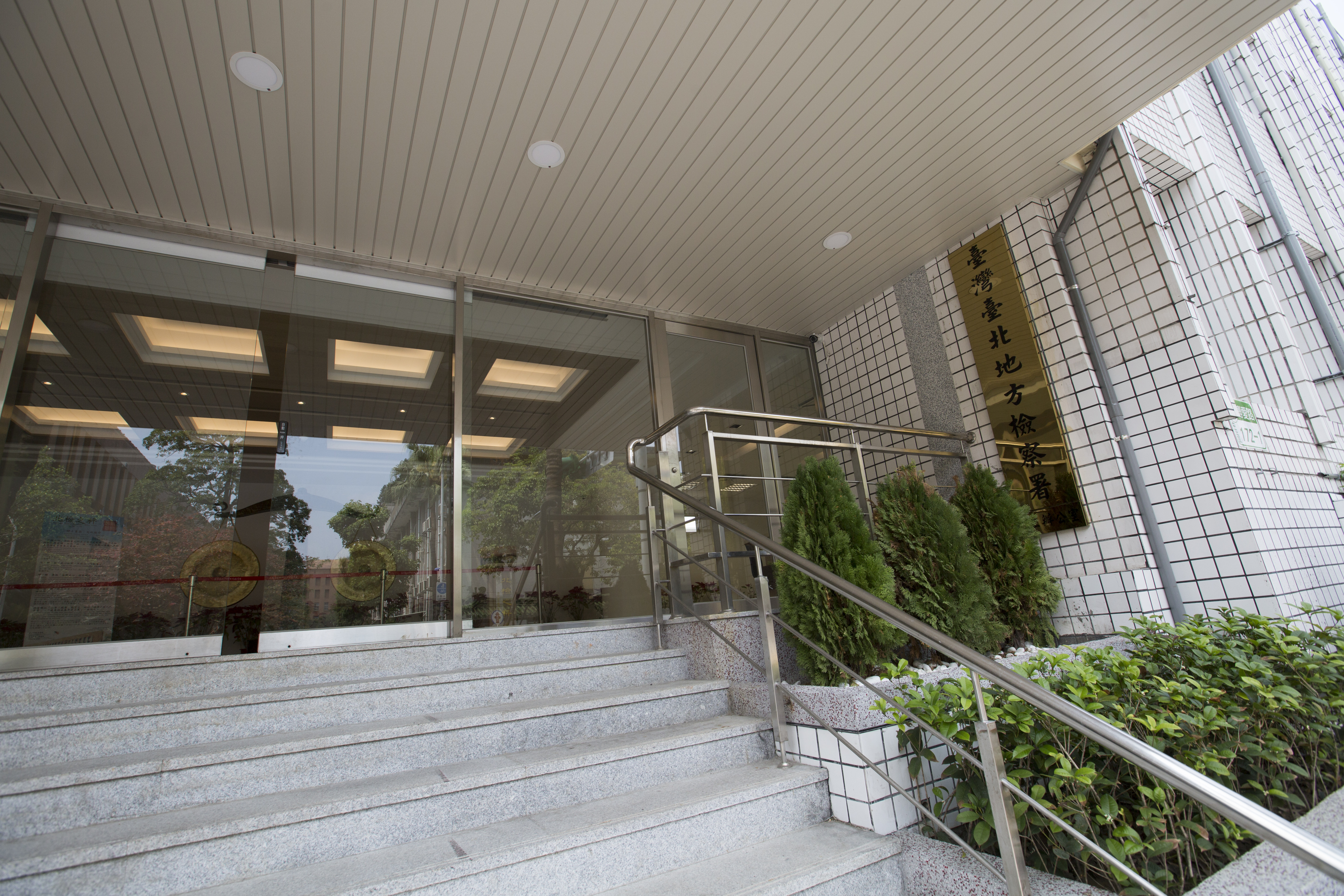 中國暨南大學台灣校友會祕書長傅文齊去年8月15日被台北地檢署約談後交保，疑已棄保潛逃。