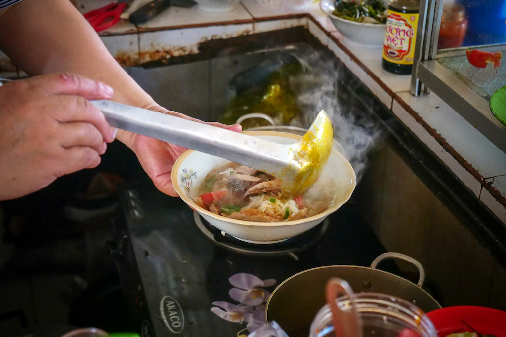 現點現煮的「鮮魚米線」，有越南媽媽味。（15,000～20,000越南盾／份，約NT$20～27）