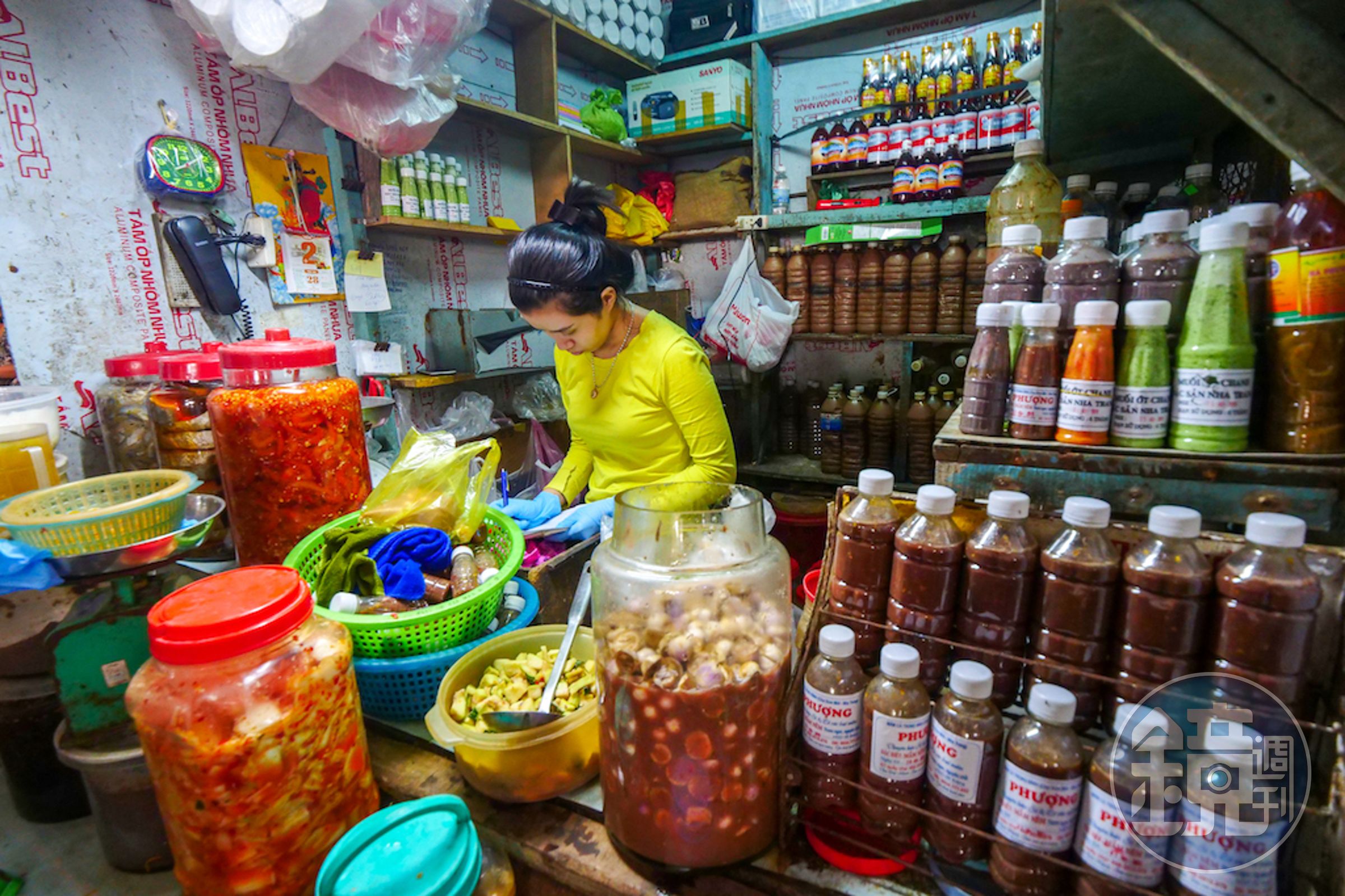 市場內的魚露專賣店，簡直是越南滋味博物館。