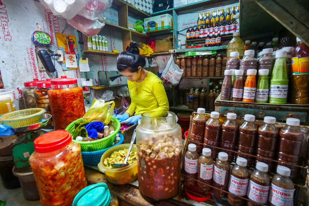 市場內的魚露專賣店，簡直是越南滋味博物館。