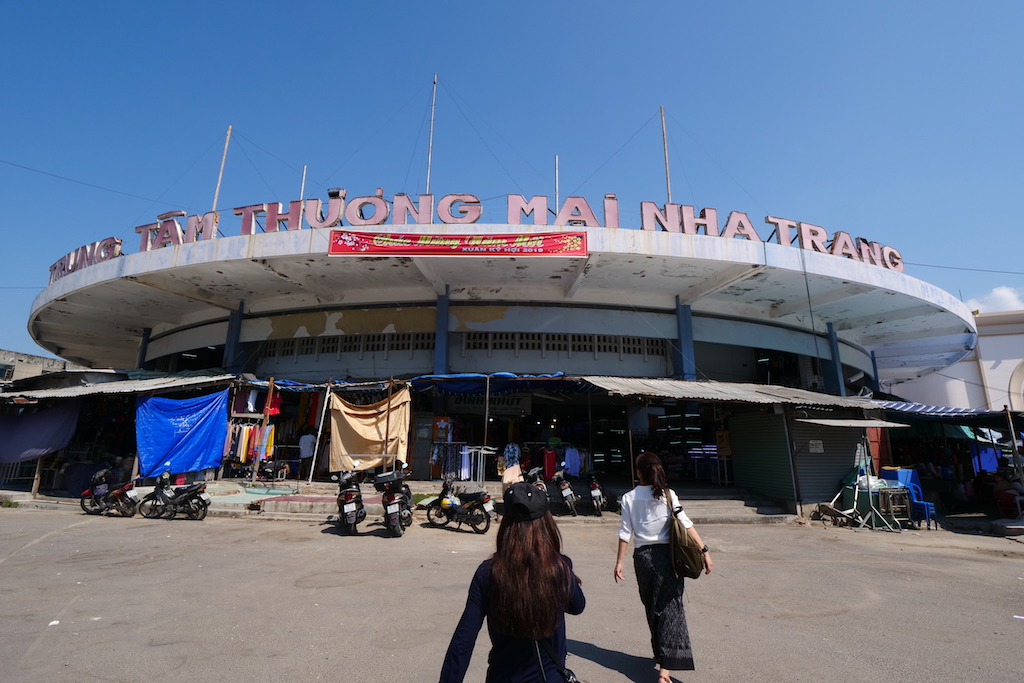 兩層樓高環形建築的觀光市場「大壩市場」，內外雜亂，最好有在地人陪著來砍價。