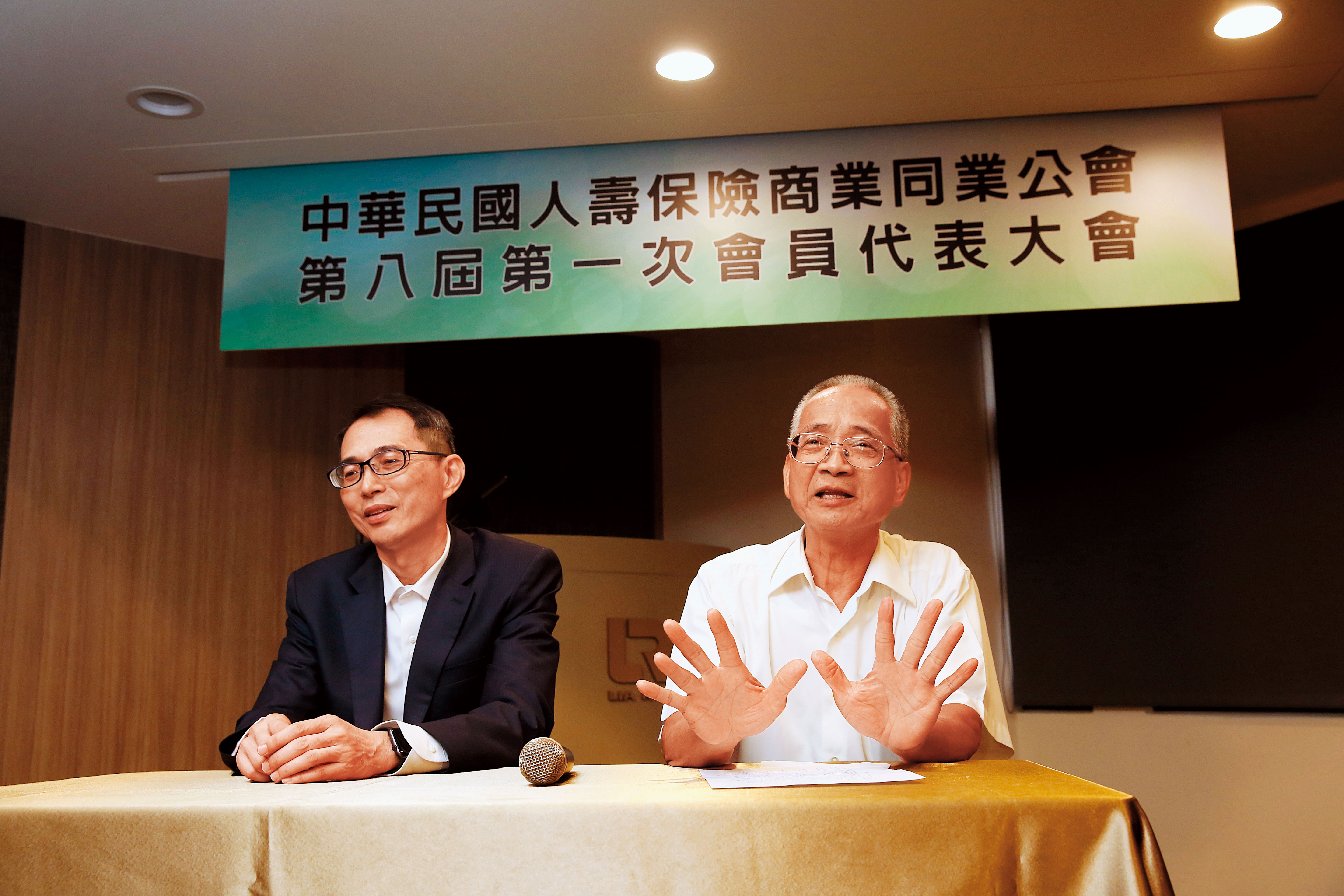壽險公會理事長改選,由國泰人壽董事長黃調貴(右)連任。