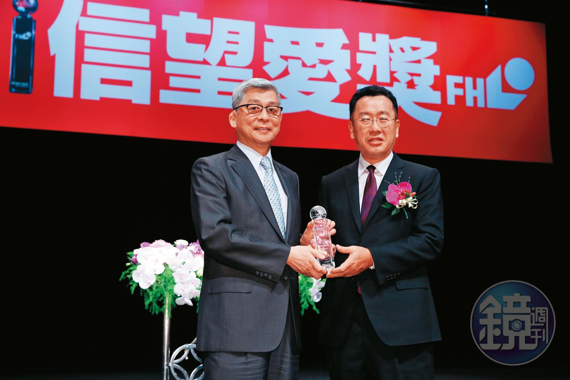 因應IFRS 17上路,金管會主委顧立雄(右)要求壽險公司增資,包括蔡宏圖(左)等金控大老闆都很頭痛。
