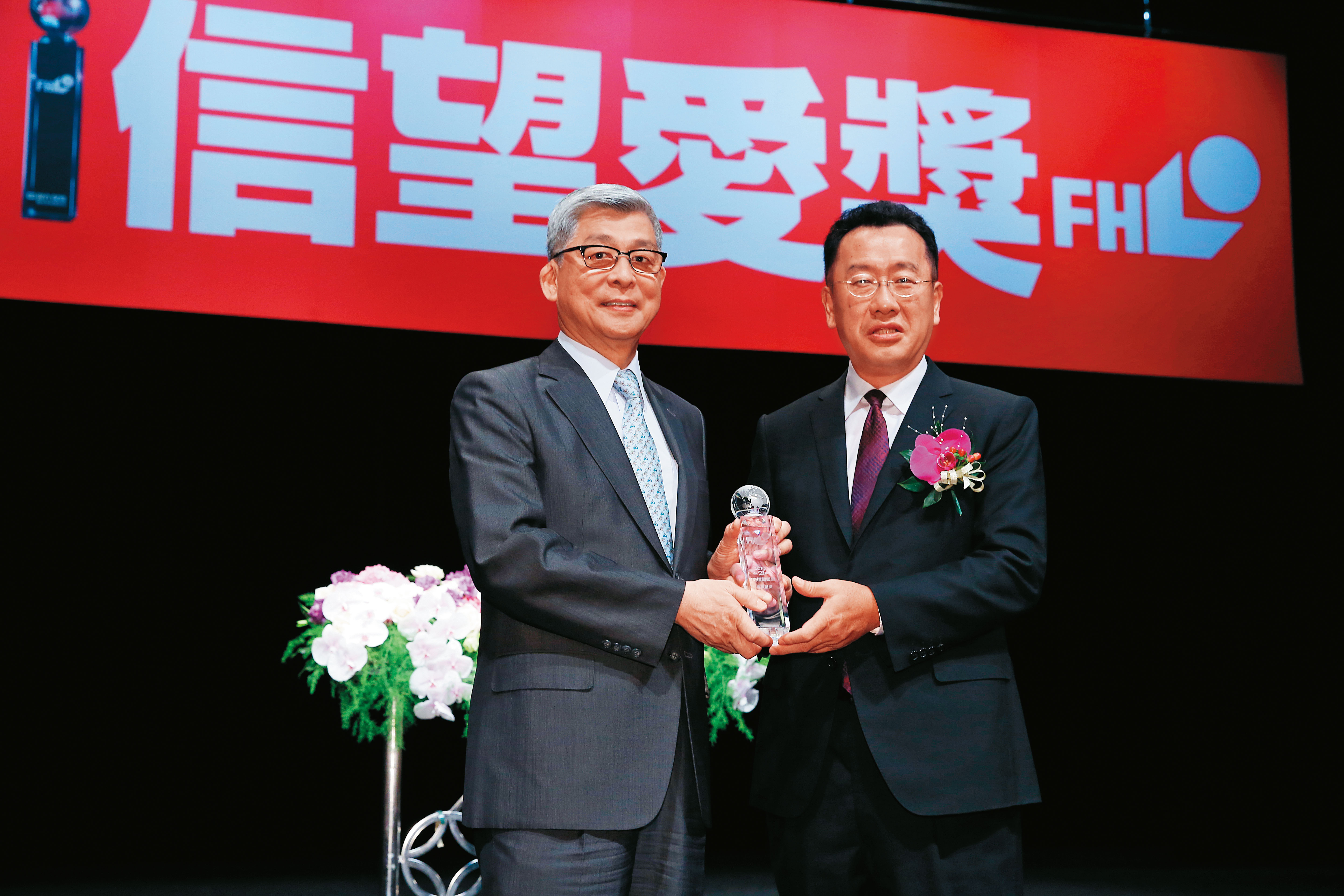 因應IFRS 17上路,金管會主委顧立雄(右)要求壽險公司增資,包括蔡宏圖(左)等金控大老闆都很頭痛。
