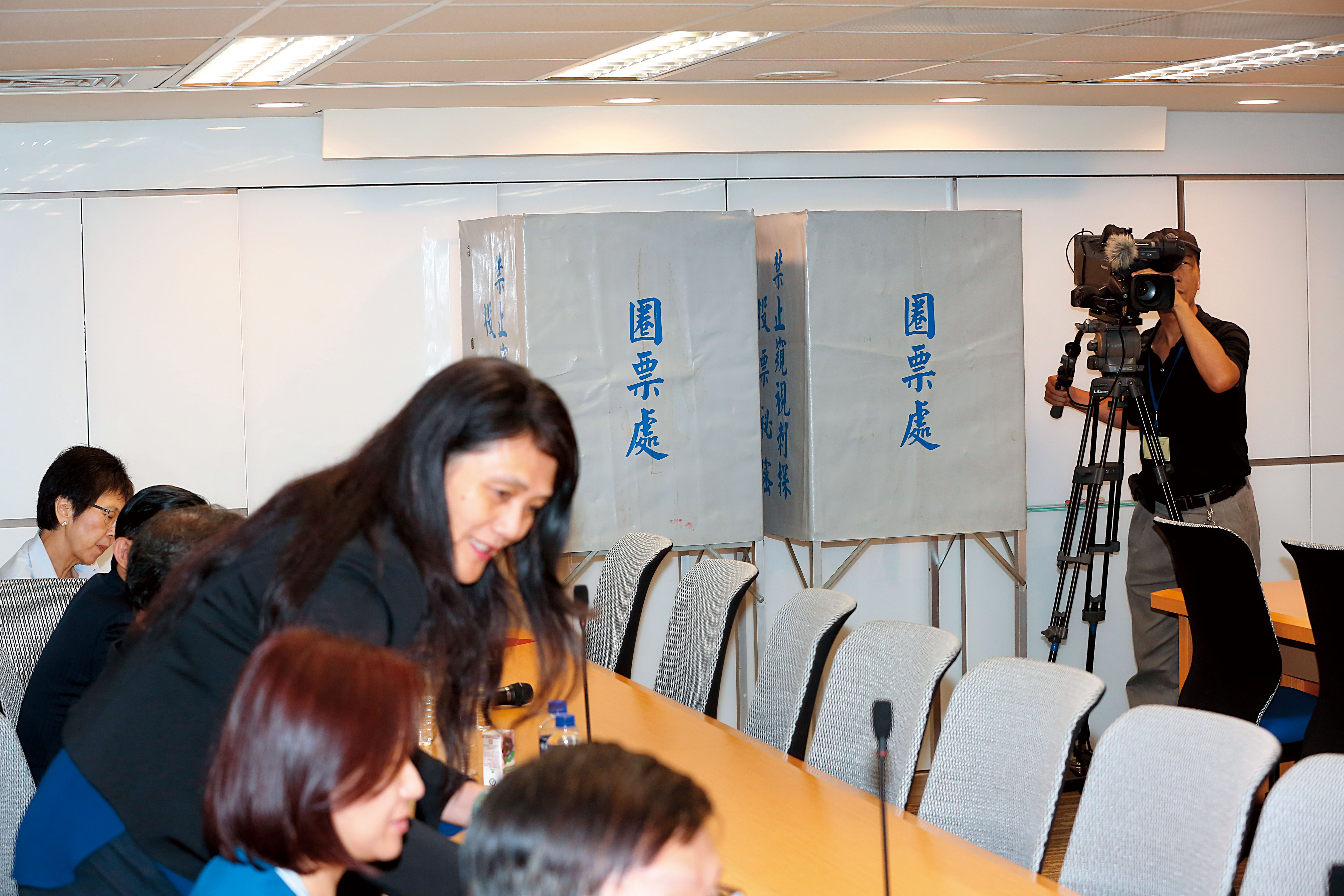 今年壽險公會改選現場選情詭譎,許舒博靠郵政代表放棄,最後吊車尾擠進理事名單。