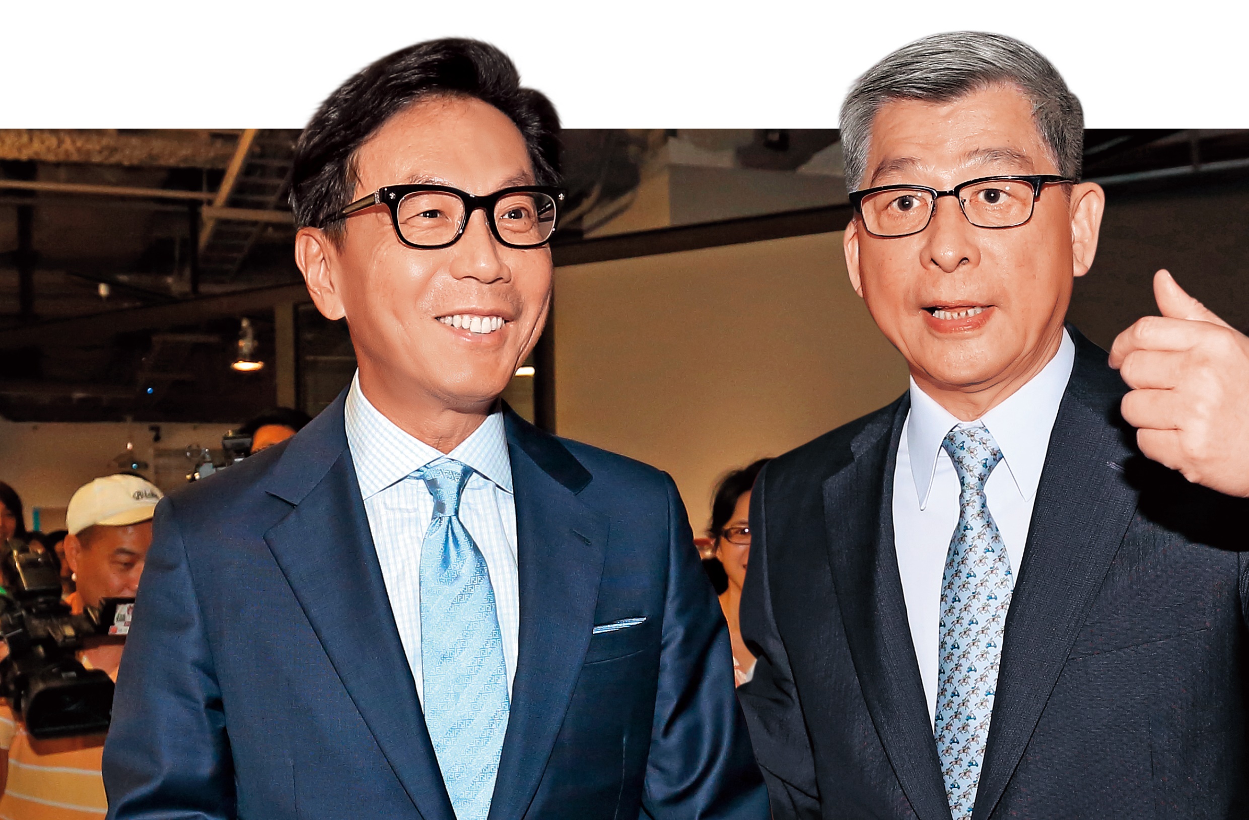 蔡明忠（左）親自打電話給各壽險和金控公司董事長，幫黃調貴拉票。蔡宏圖也傾全力幫自家的國壽董事長黃調貴輔選，成功拿下壽險公會理事長。