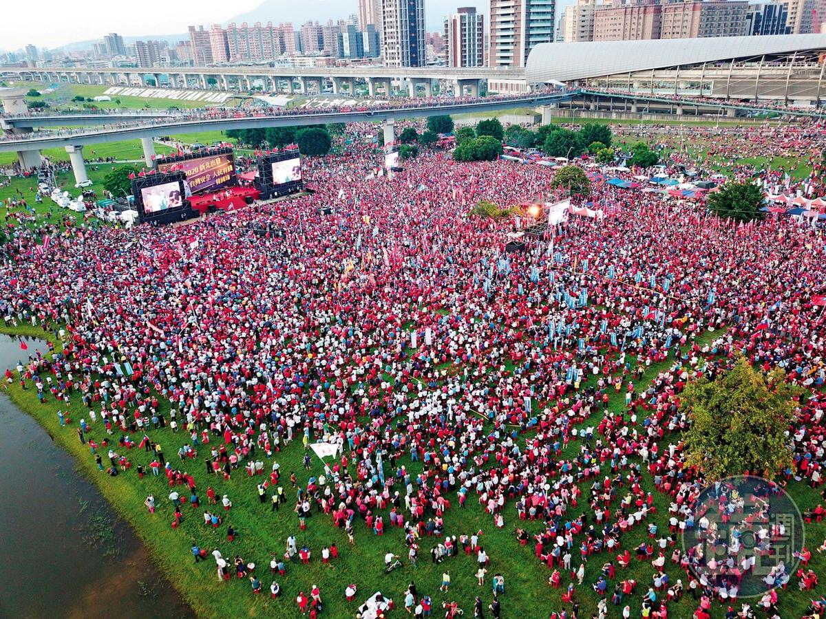 韓國瑜造勢大會造成場地破壞，新北市政府今日一早就派人勘查。