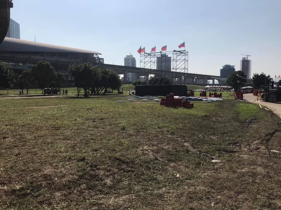 新北市政府勘查後，發現主舞台附近草皮嚴重受損，令主辦單位限期復原。（翻攝李坤城臉書）
