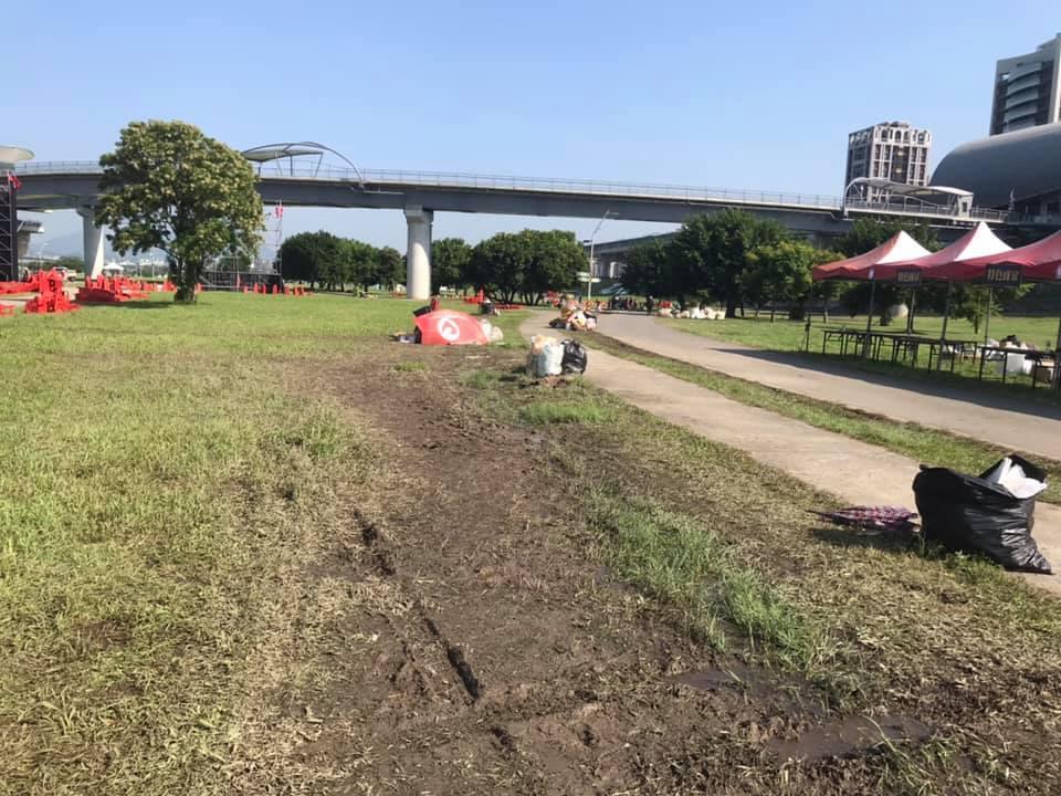 韓國瑜造勢大會號稱35萬人到場,泥地上明顯有被輪胎輾壓的痕跡。(翻攝李坤城臉書)