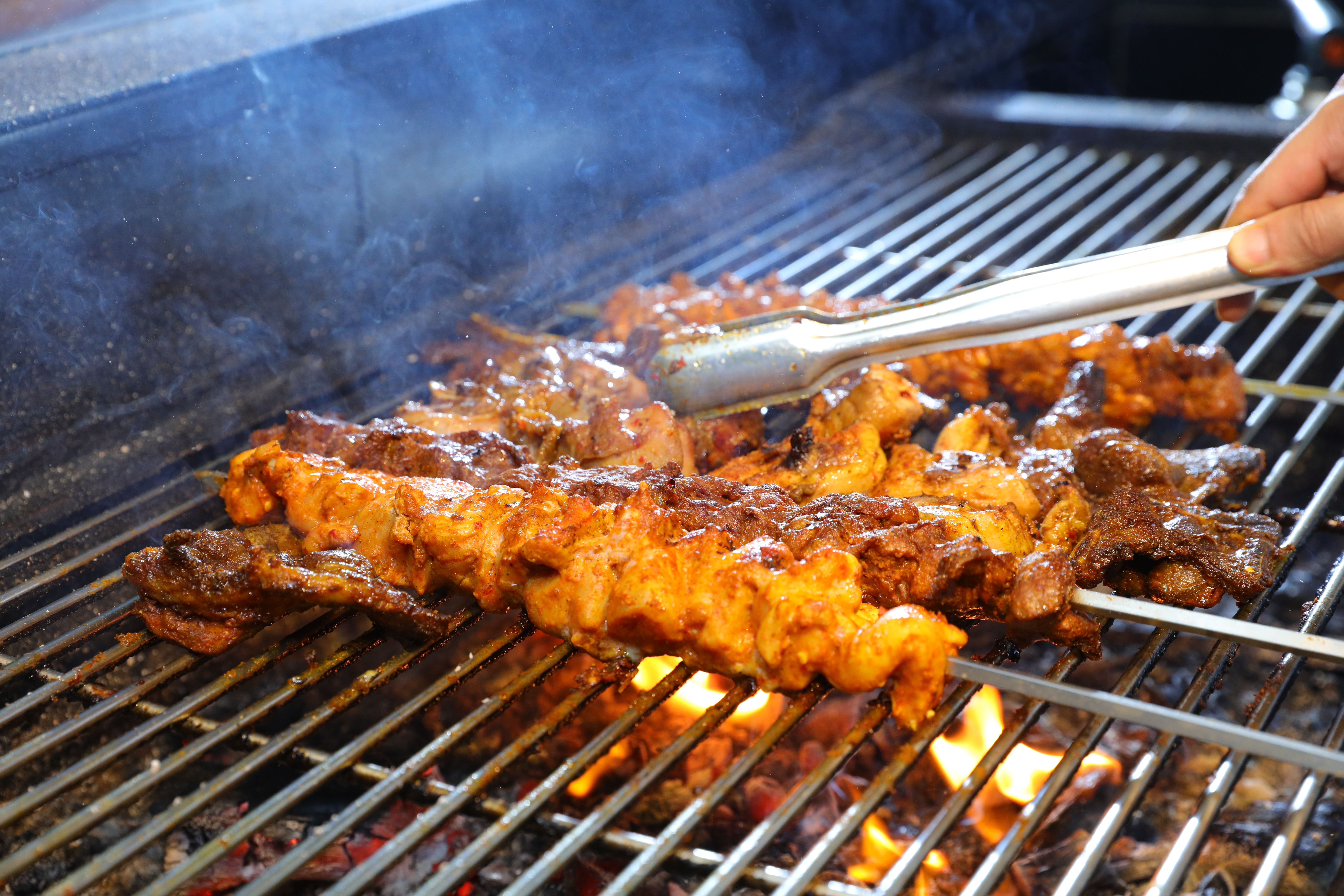 烤架上的肉皆用紅木炭的炭火從生烤到熟，值得耐心等候。