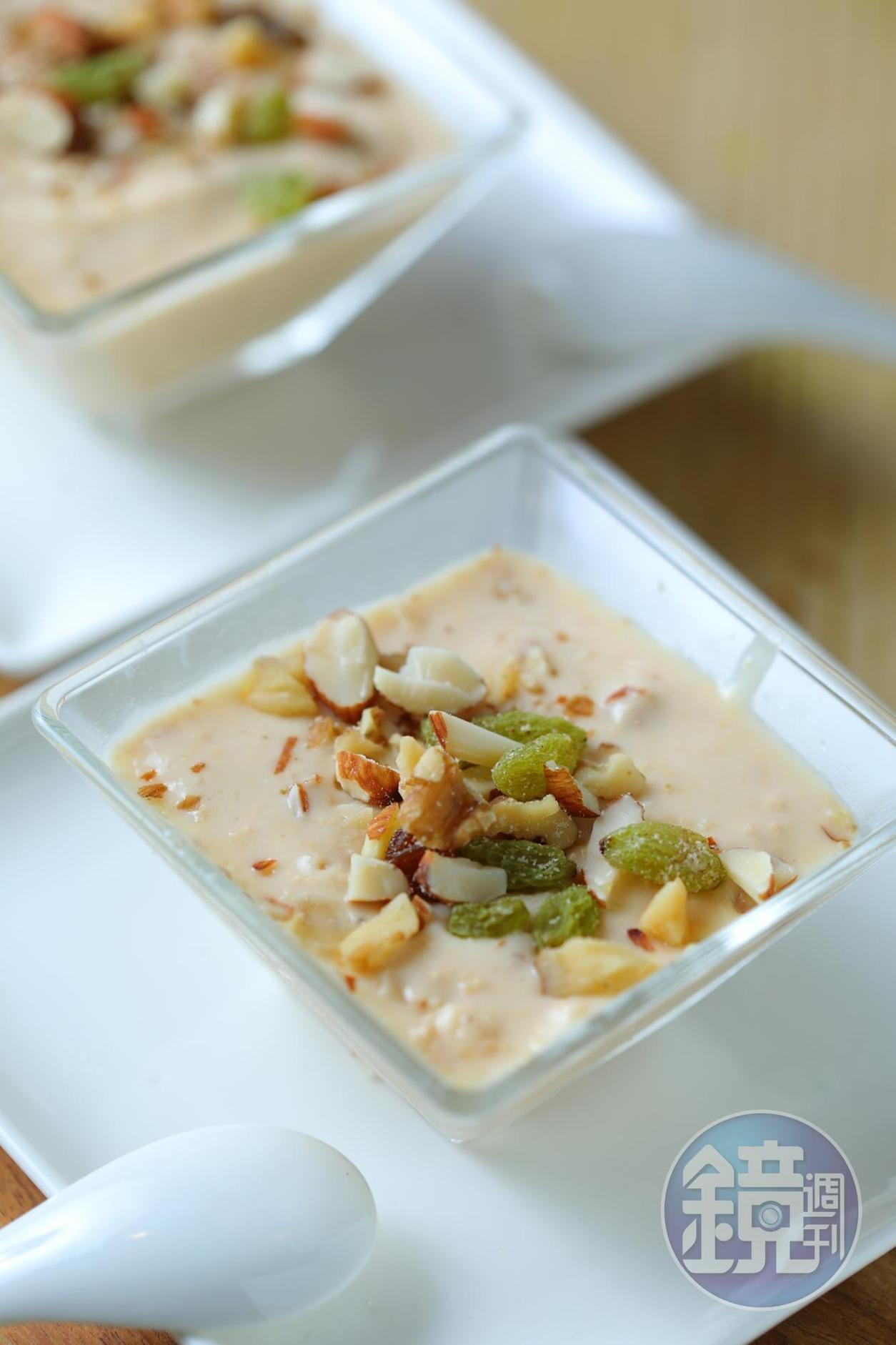 「原味米布丁」不加一滴水,用米和鮮乳熬煮5小時才完成。(90元/個)
