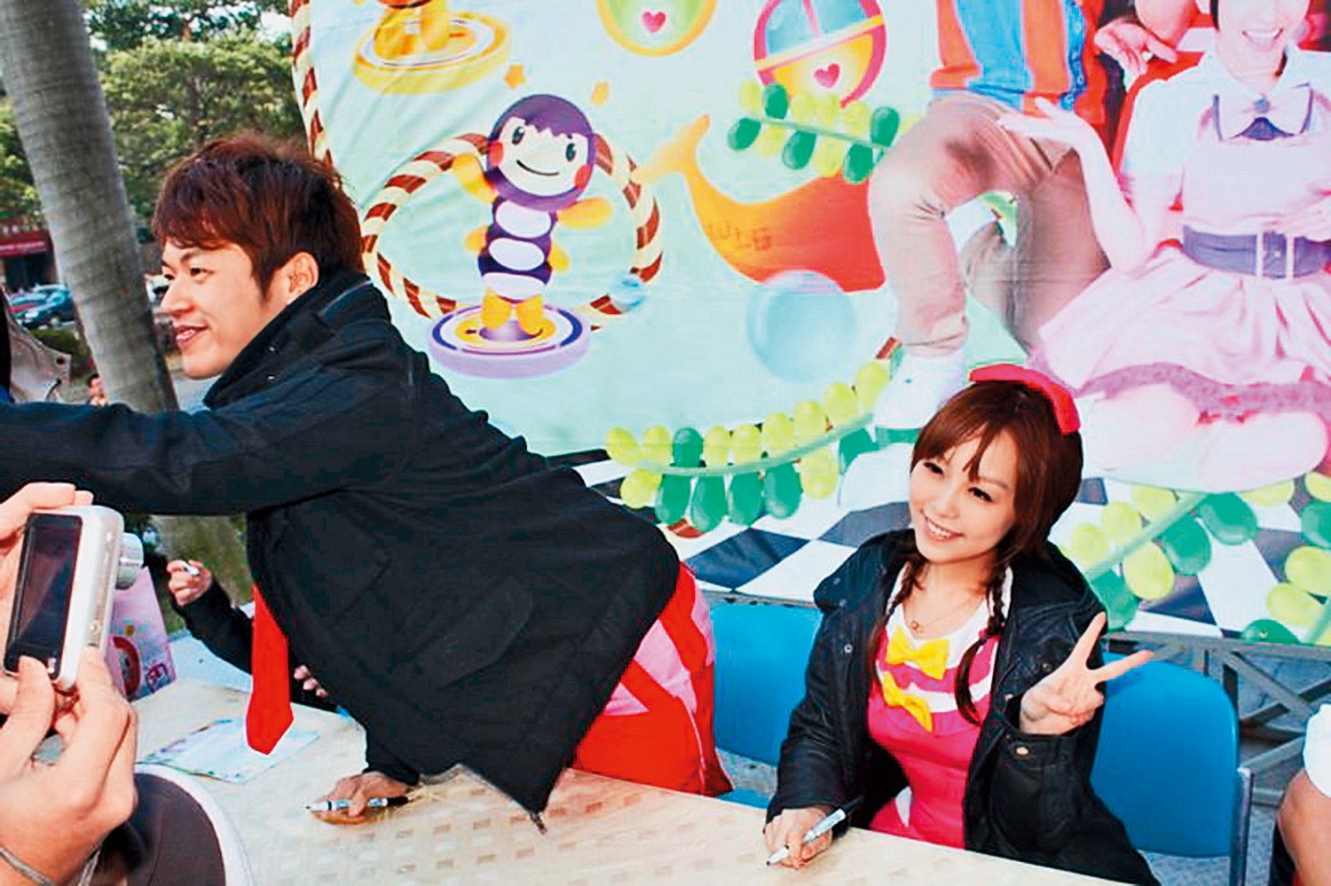 焦糖哥哥（左）在momo親子台時人氣很旺，2011年曾與當紅的小蜜桃姐姐（右）一起出席活動，十分轟動。（翻攝自焦糖哥哥粉絲專頁）