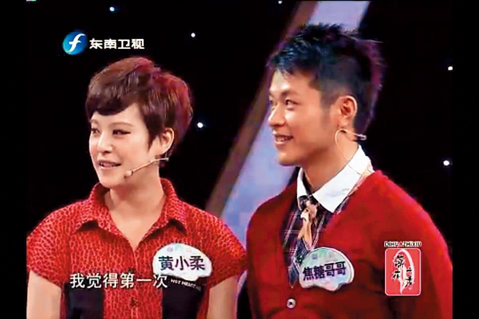 陳嘉行（右）2012年時曾受邀到東南衛視錄影。左為黃小柔。（翻攝自焦糖哥哥粉絲專頁）