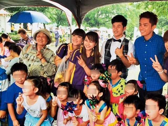 陳嘉行（後排右二）表示哥哥姐姐看似開心快樂，其實不少人因工作及生活壓力太大而備受精神困擾。（翻攝自焦糖 陳嘉行IG）