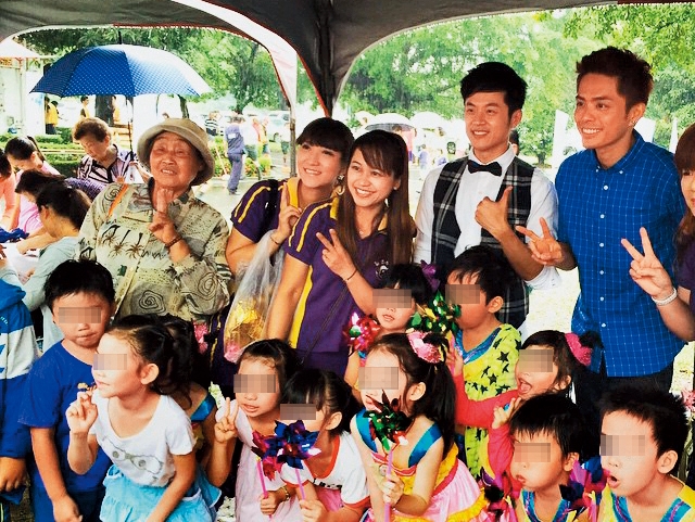 陳嘉行（後排右二）表示哥哥姐姐看似開心快樂，其實不少人因工作及生活壓力太大而備受精神困擾。（翻攝自焦糖 陳嘉行IG）