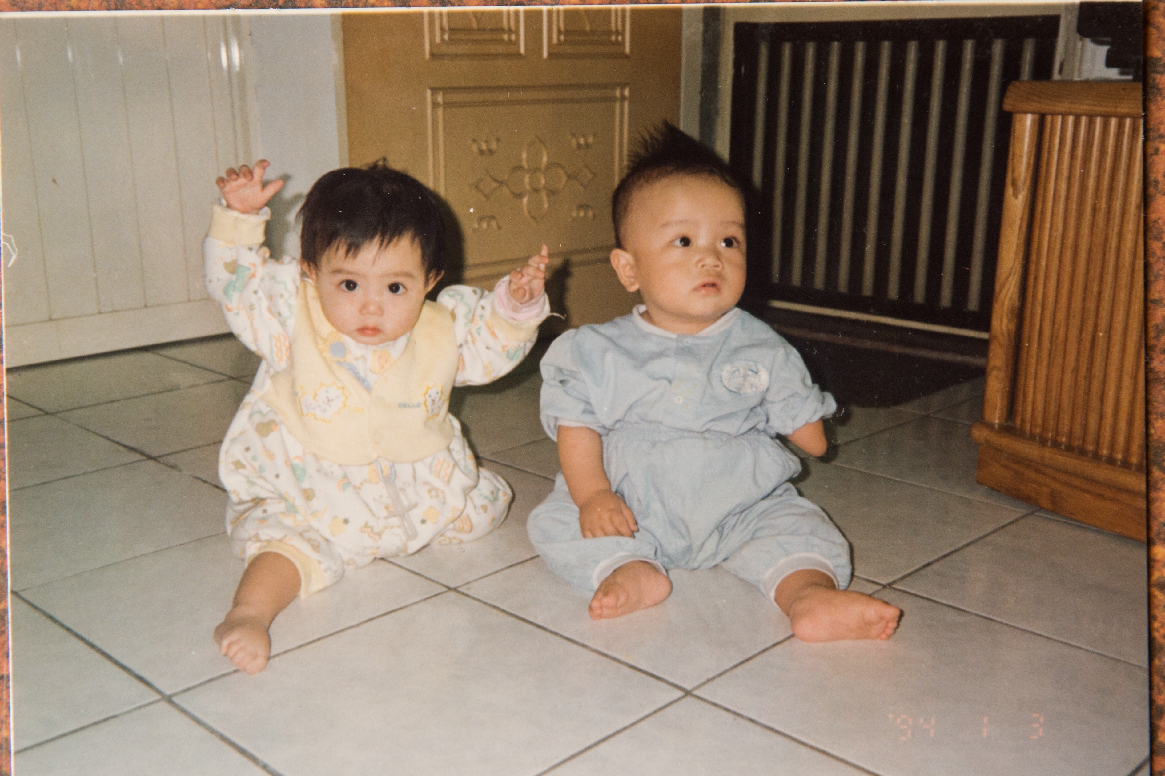 長得精靈可愛的詹翔欽一出生就沒有左手掌，右為年紀差不多的表妹。（詹翔欽提供）