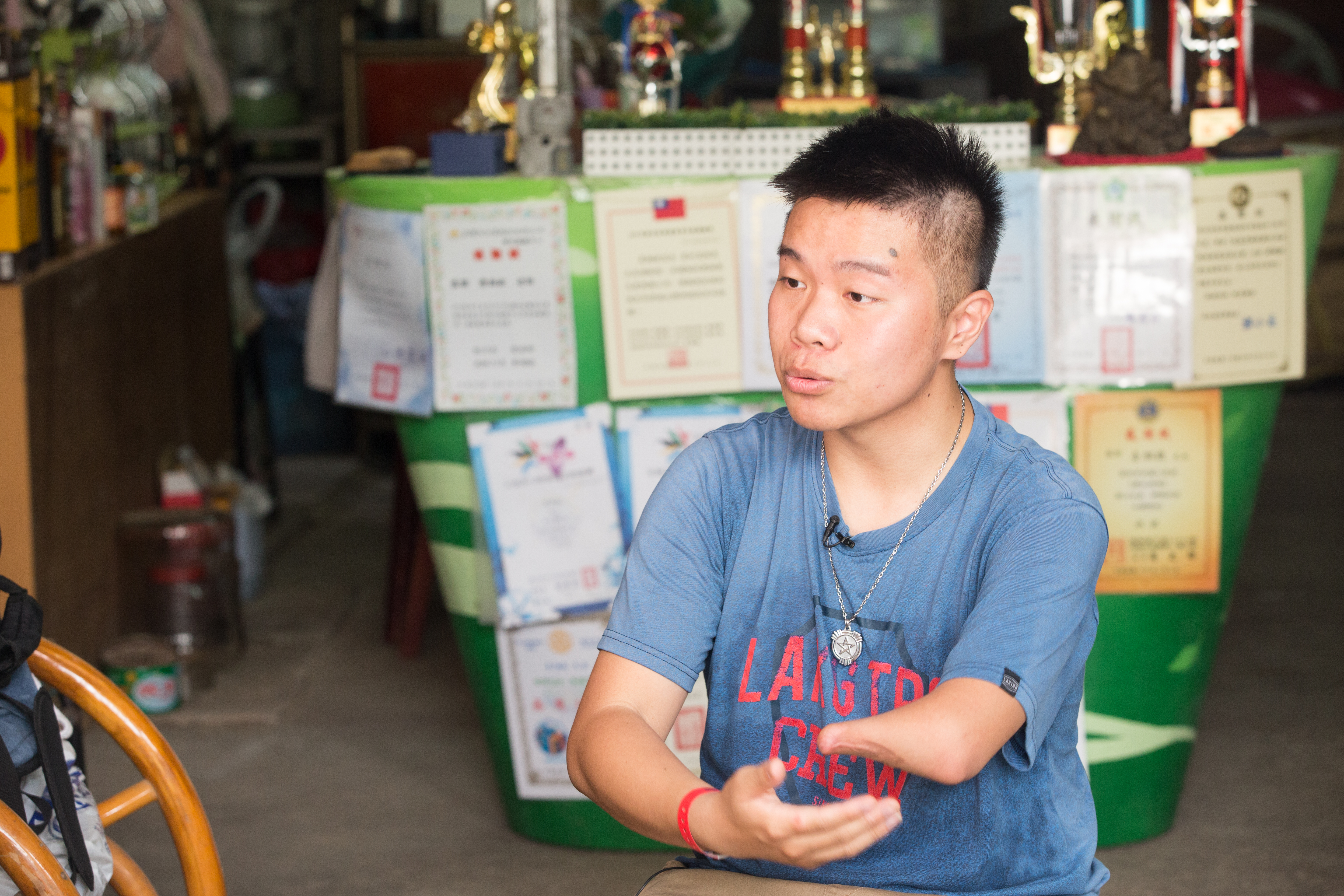 回憶往事，詹翔欽說他小時候也曾自卑，還要想辦法為生意失敗的父親分擔家計，幸好憑著意志力走過。