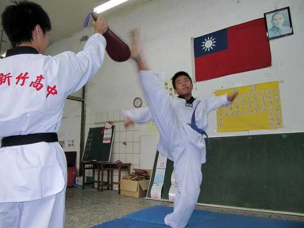 怕詹翔欽被欺負，詹爸爸、詹媽媽從小就送他去學跆拳道。念竹中時他也是跆拳社的一員。（詹翔欽提供）