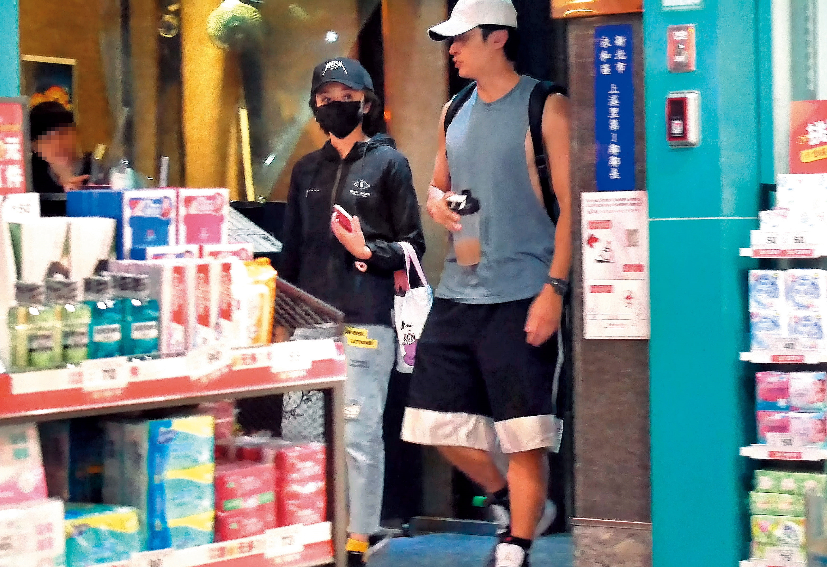 2019年9月8日22：54，健身房密會還不夠，馬俊麟跟王瞳一起離開，準備宵夜約會。