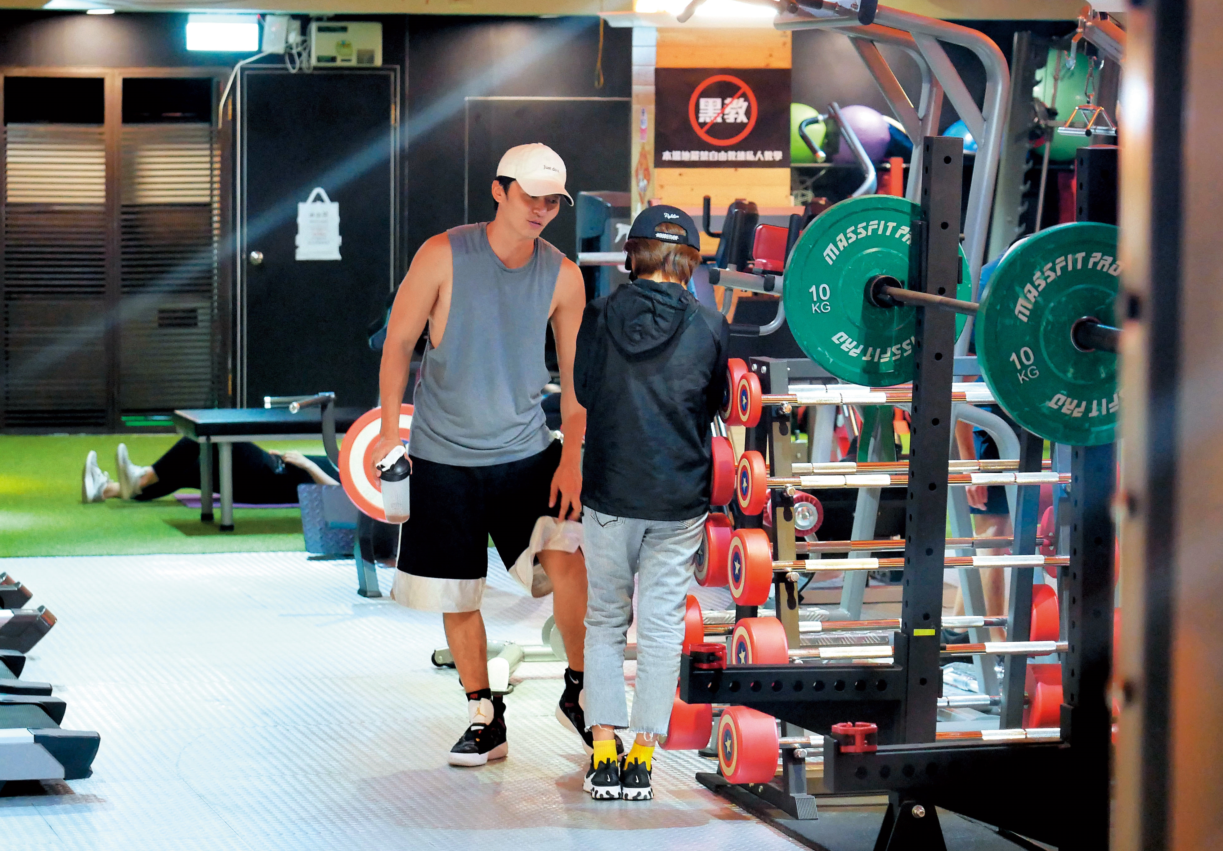 9月8日22：33，王瞳進了健身房後，馬俊麟用一身的大肌肌迎接她，感覺2人聊得頗爽。