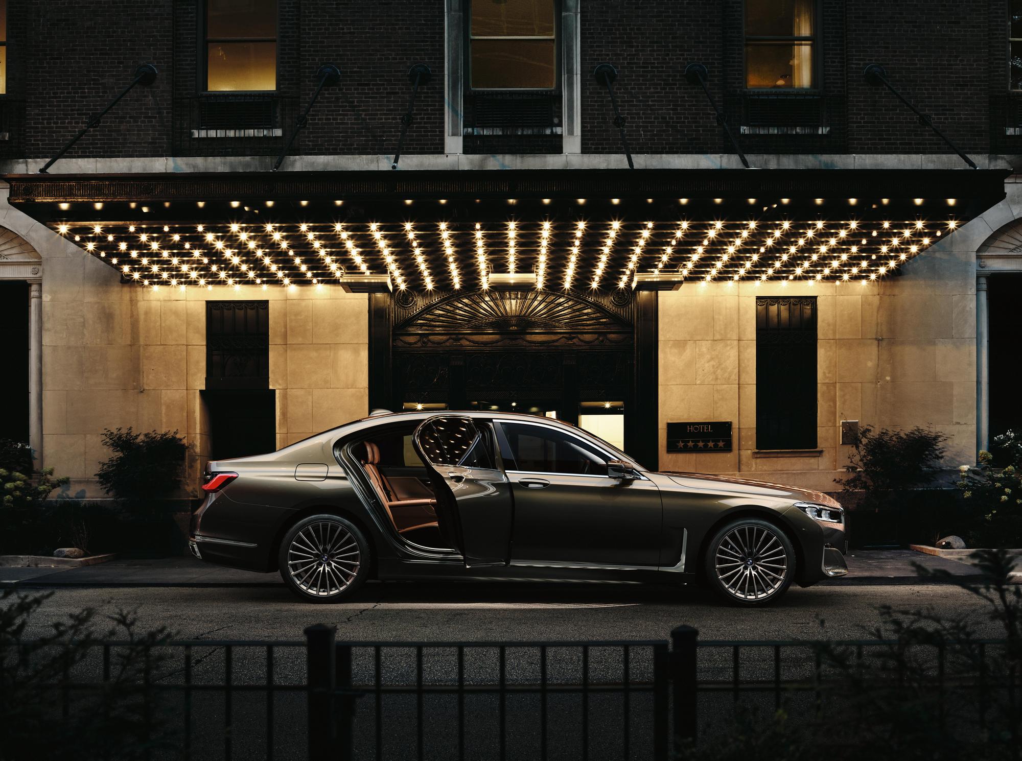 BMW 7系列以獨具匠心的優雅質感，詮釋頂級豪華與尊貴高雅風範。