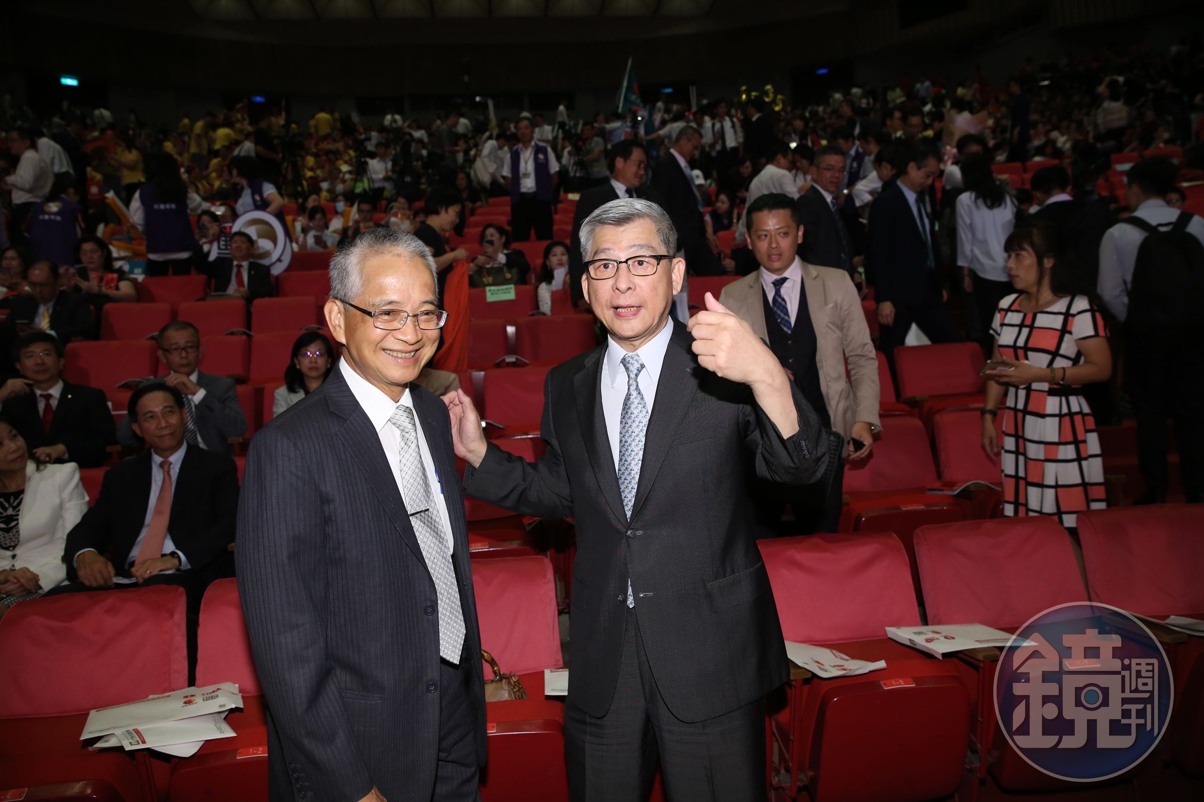 國泰金控董事長蔡宏圖使出洪荒之力，幫壽險公會理事長黃調貴拉票。