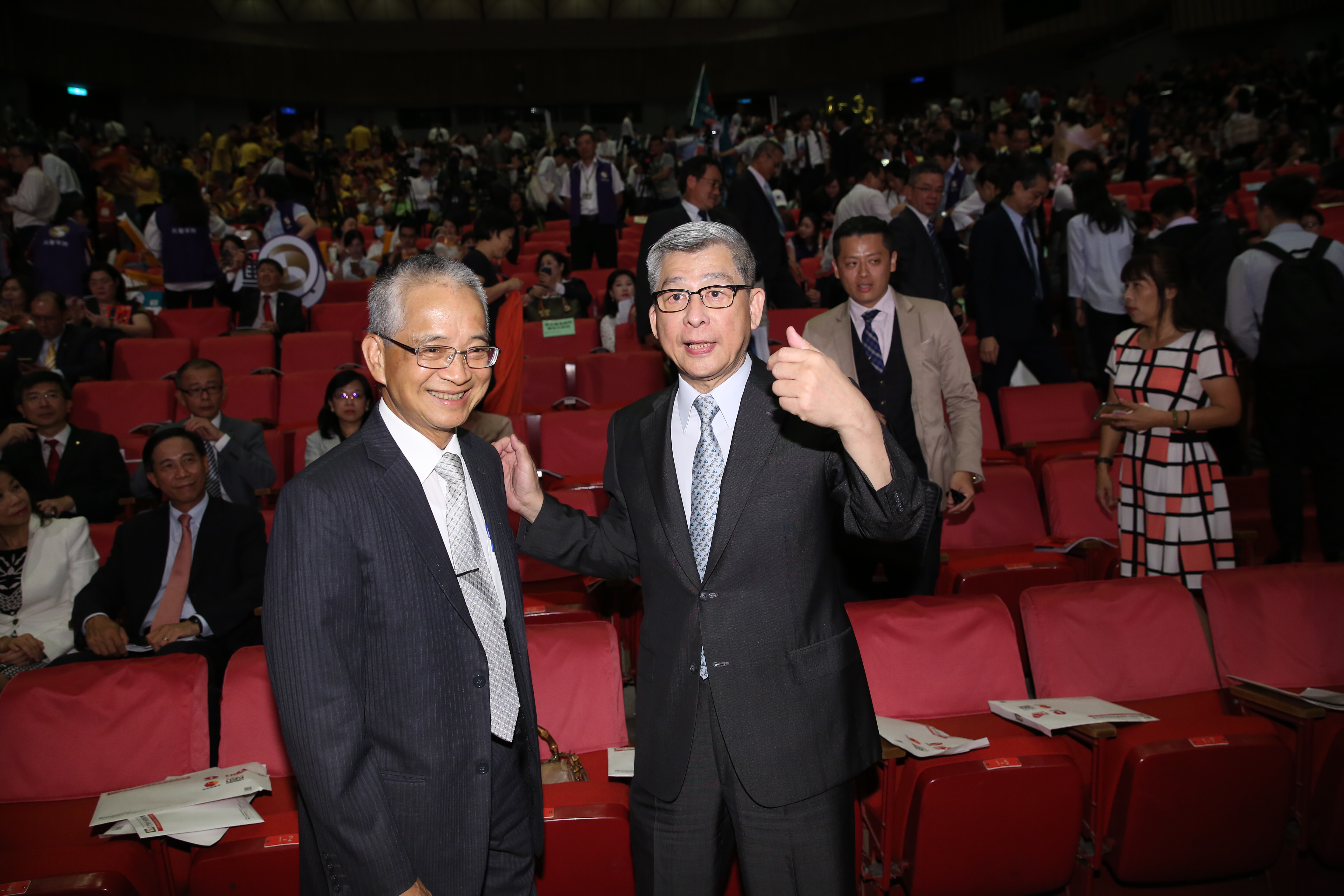 國泰金控董事長蔡宏圖使出洪荒之力，幫壽險公會理事長黃調貴拉票。