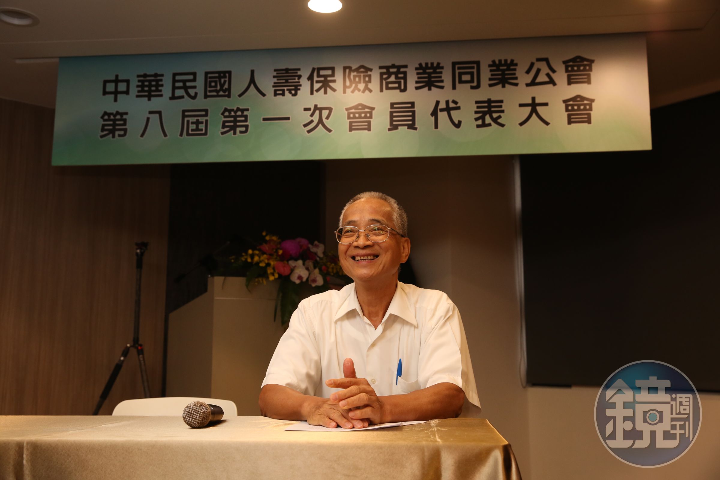 競爭激烈的壽險公會理事長改選，由現任理事長黃調貴獲得壓倒性勝利。