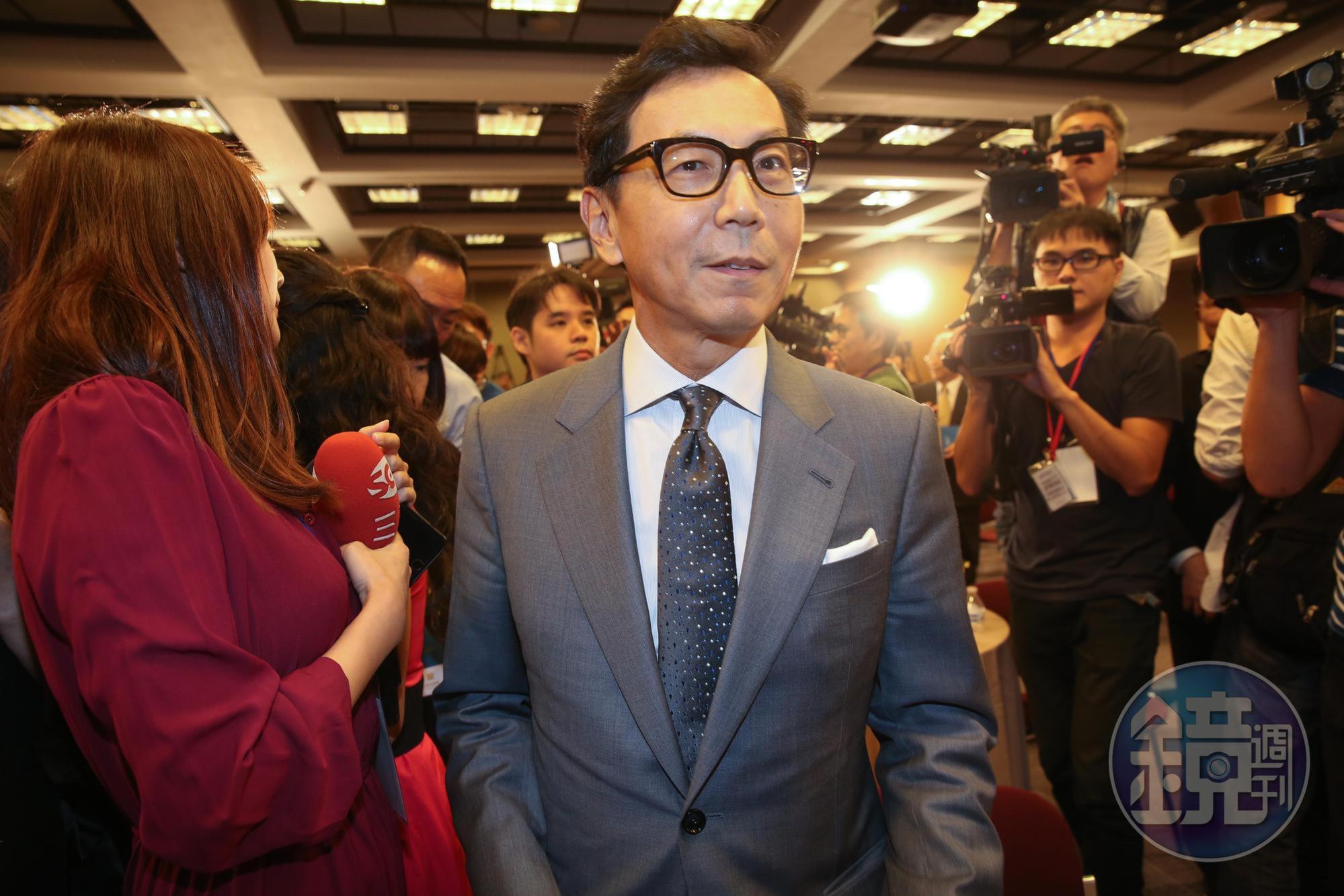 富邦集團董事長蔡明忠親自打電話給各壽險和金控公司董事長，請對方把票投給國泰人壽代表黃調貴。