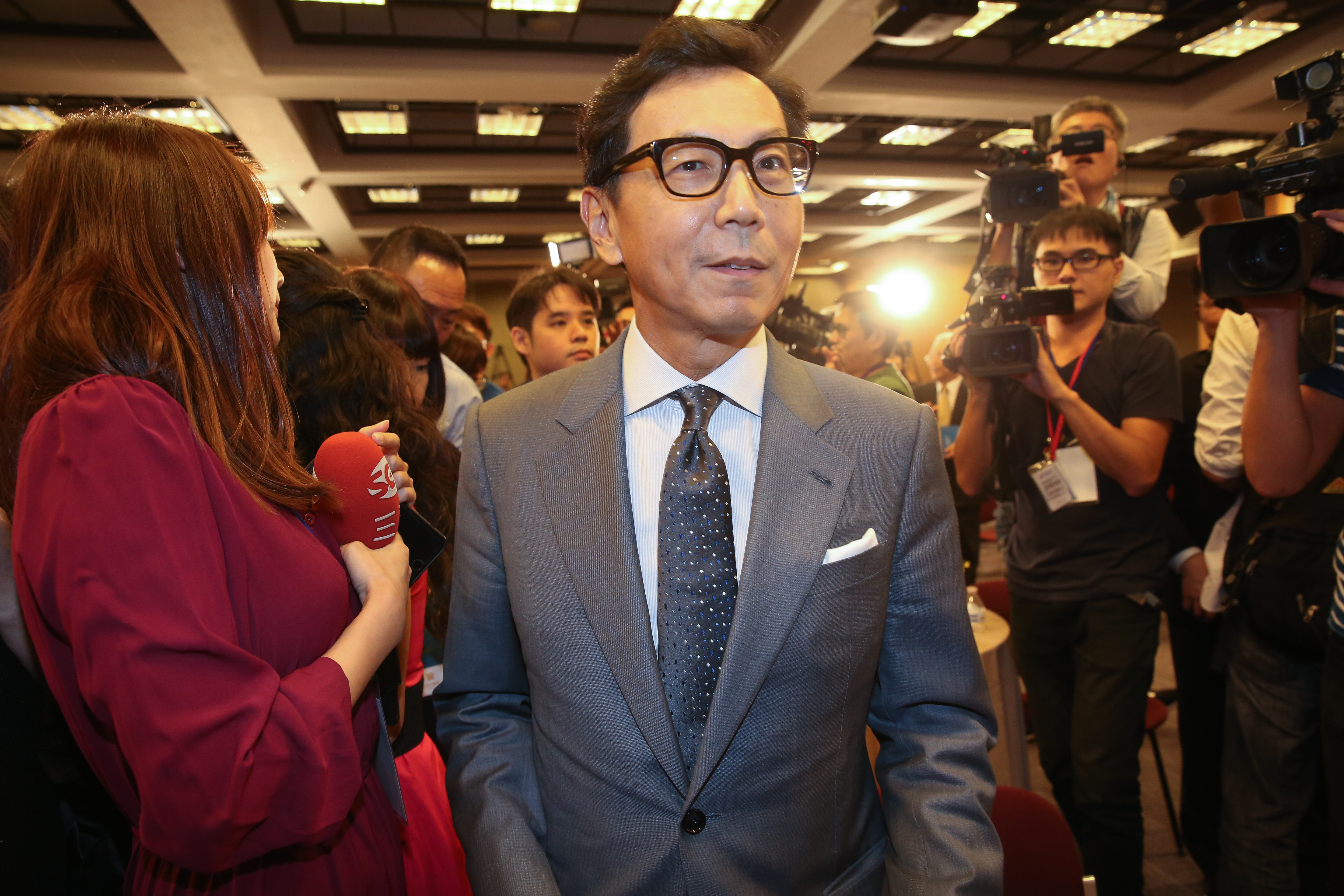 富邦集團董事長蔡明忠親自打電話給各壽險和金控公司董事長，請對方把票投給國泰人壽代表黃調貴。