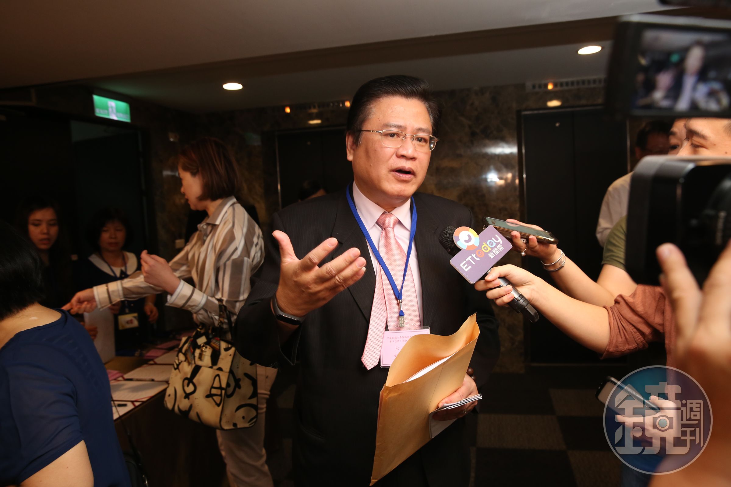 許舒博在理事長選舉前出面嗆聲：「真的要以德服人，不能以利服人，否則以後公會難以運作。」