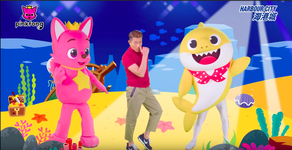 〈Baby Shark〉結束時,記得要模仿李小龍的摸鼻子動作。(翻攝Pinkfong官方YouTube)
