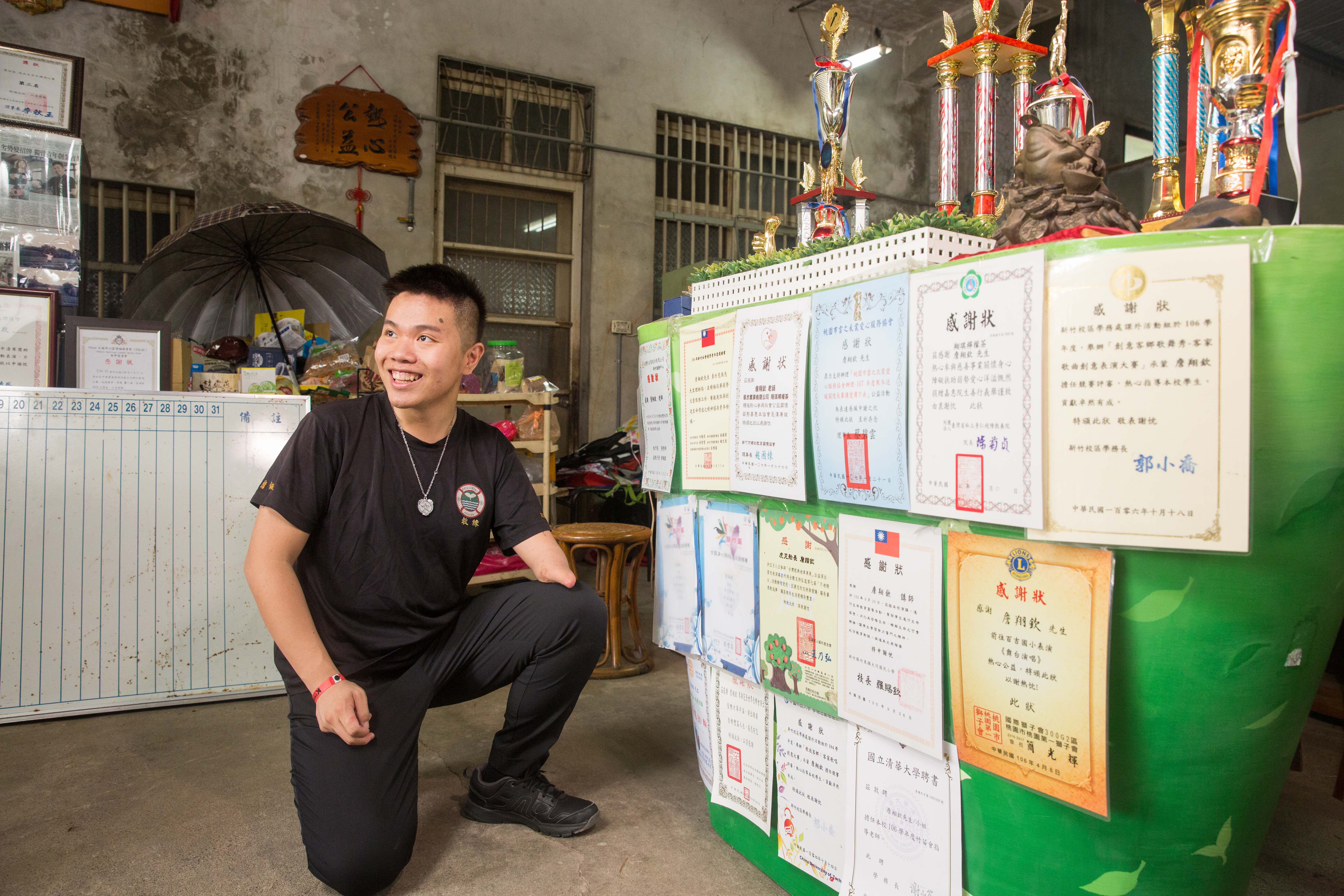 簡陋的茶廠裡，唯一的裝潢就是滿滿的獎狀、獎盃。
