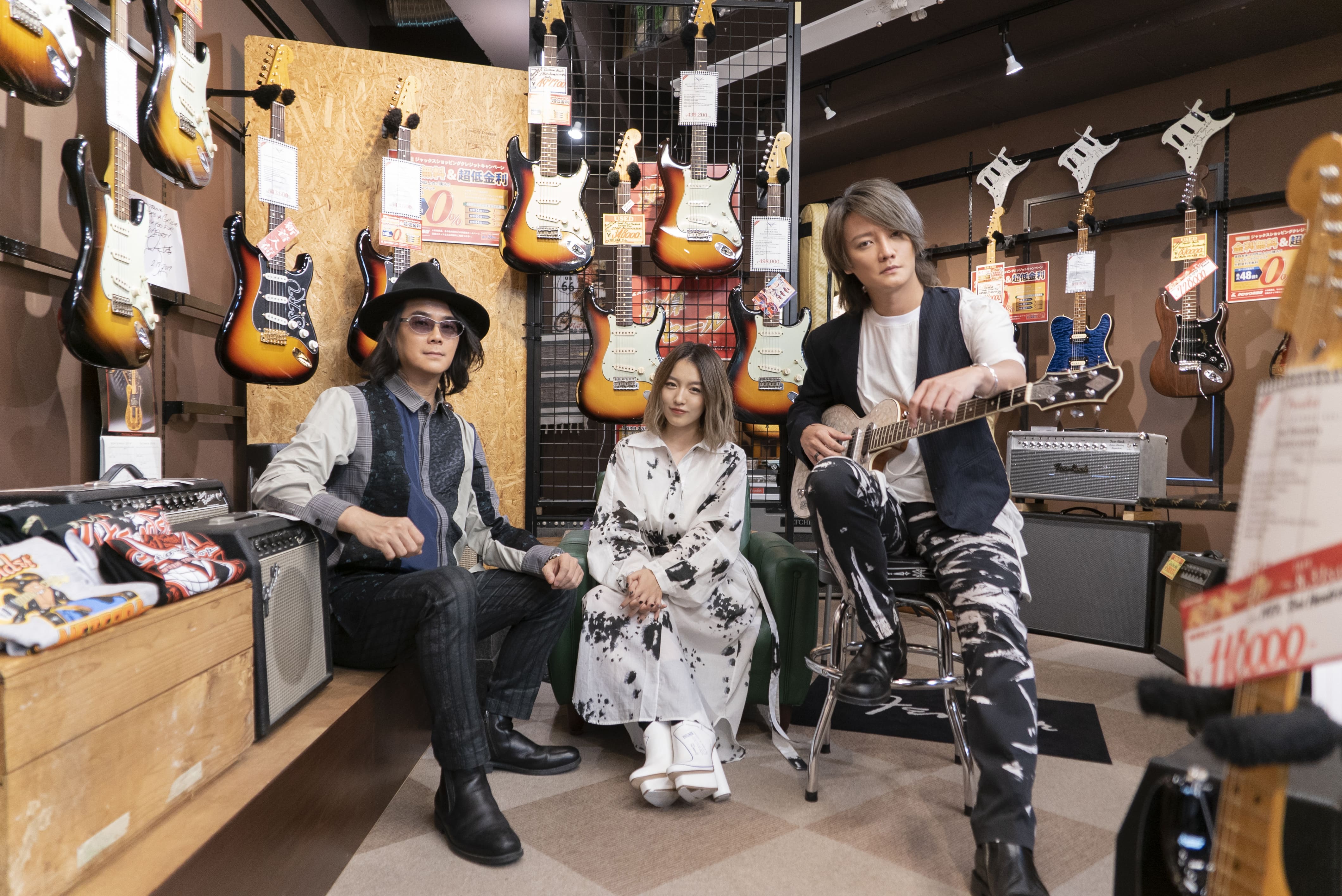 為體現〈無限青春Forever Young〉傳達對青春與音樂夢想的描繪，F.I.R.走上日本東京知名地標「全向十字路口」拍MV。（華研國際提供）