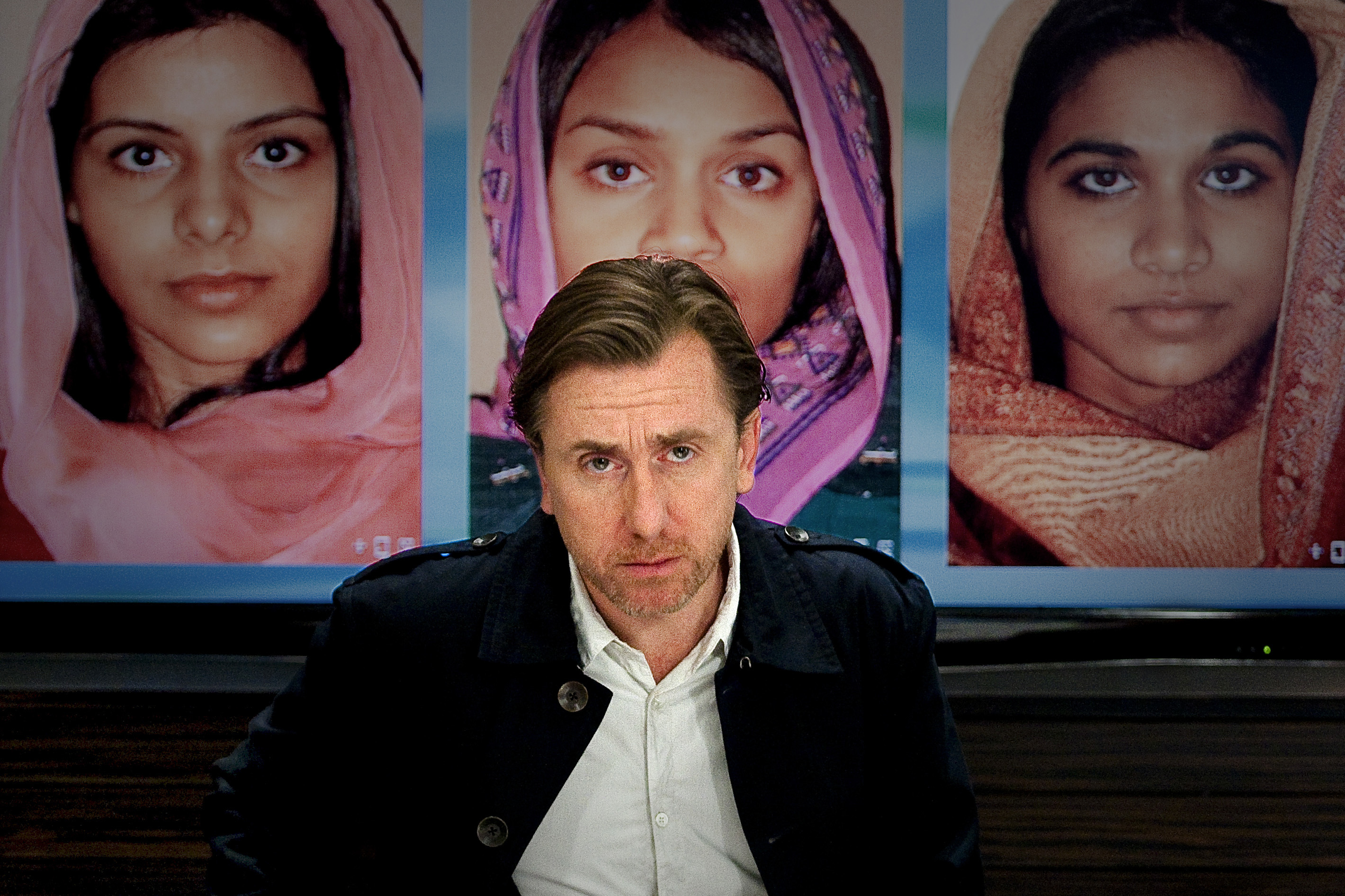 電視影集《謊言終結者》(Lie to Me)主角提姆羅斯利用螢幕放大影像的面孔表情判讀對方是否說謊。(東方IC)