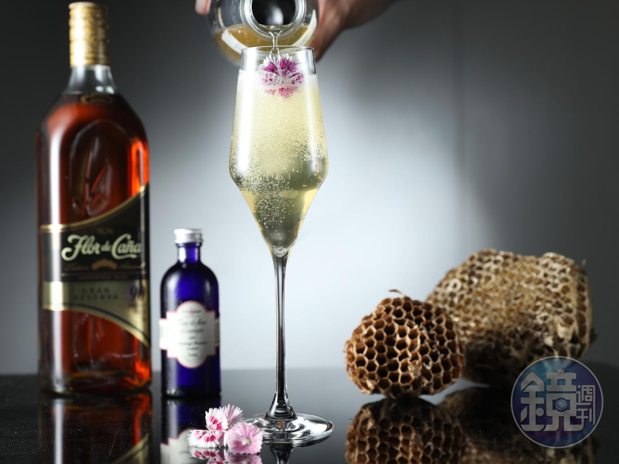 「蜂蜜」以酸度明亮的白酒襯龍眼蜜，打進氣泡更清爽。（400元／杯）